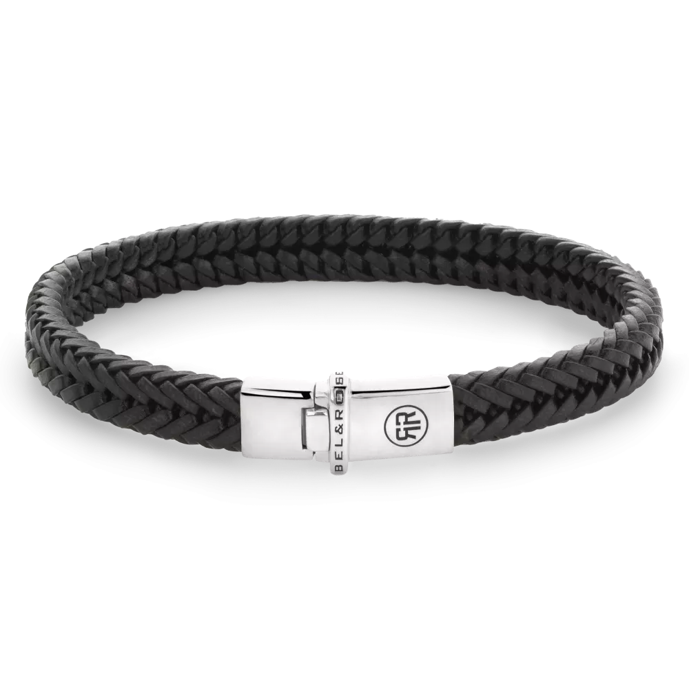 De Small Braided Apollo armband van Rebel en Rose is een handgemaakte armband met  zilveren sluiting. Het zwarte leer is 7,3 mm breed en met veel zorg en vakmanschap gelooid door de ambachtslieden van Rebel en Rose. Prachtig rundleer dat mooier en soepeler wordt naarmate je het langer draagt. Ze doen het perfect in combinatie met onze  Zilveren armbanden, ringen en kralen armbanden. Het leer moet worden ‘ingedragen’ dus mag in het begin iets strakker zitten dan je zou willen. Meet je polsomtrek op en kijk in de maattabel voor de juiste keuze.

Modelnaam	Small Braided Apollo Black
Modelnr.	RR-L0172-S-M
Collectie	Bracelets Leather Silver
Type sieraad	Armband
Kleur	Zwart
Sluiting	Zilver
Materiaal	Zilver
Steenkleur	Zwart
Afwerking	Polish
Breedte (mm)	7,3mm
Garantie	6 maanden