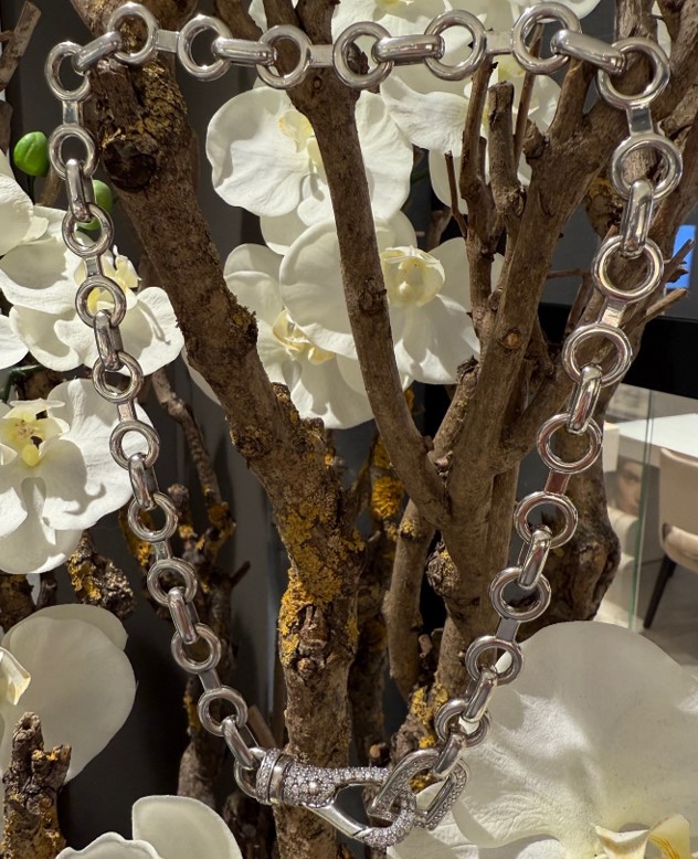 Zilveren collier grove schakel 13 mm draag lengte 50 cm met groot met zirkonia's bezette fantasie sluiting.