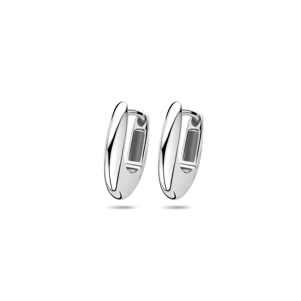 Gerhordineerd 925 zilveren klapoorringen. De oorringen hebben een afmeting van 16,5x3,5 mm.