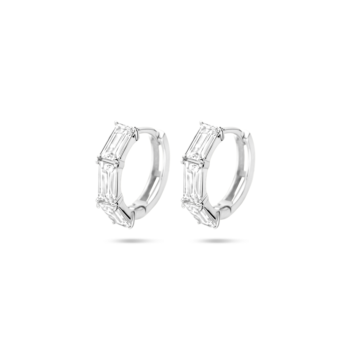 Gerhodineerd 925 zilveren klapoorringen uitgevoerd met zirkonia. De klapoorringen hebben een diameter van 15.5mm.