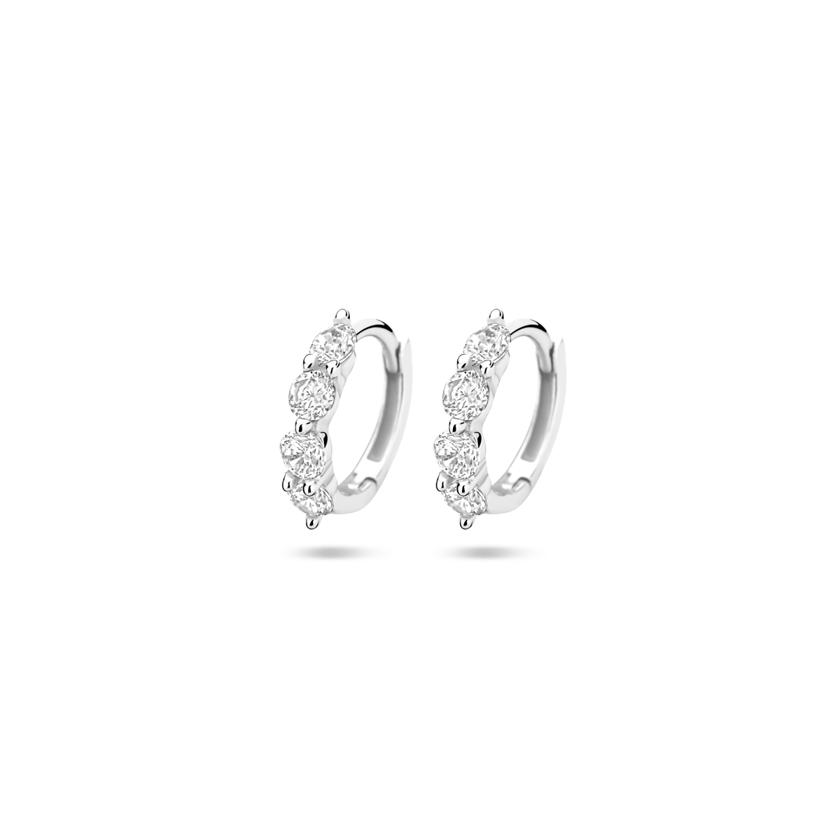 Gerhodineerd 925 zilveren klapoorringen uitgevoerd met zirkonia. De klapoorringen hebben een diameter van 12.5mm.