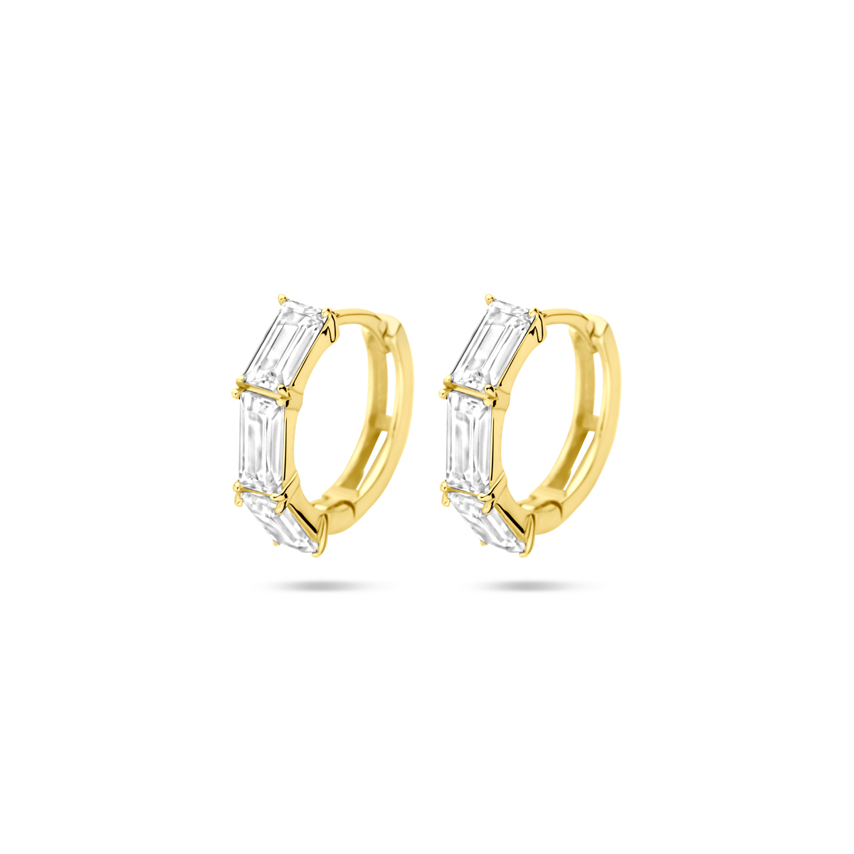 Geelgoud op 925 zilveren klapoorringen uitgevoerd met zirkonia. De klapoorringen hebben een diameter van 15.5mm. Geen garantie op plating.