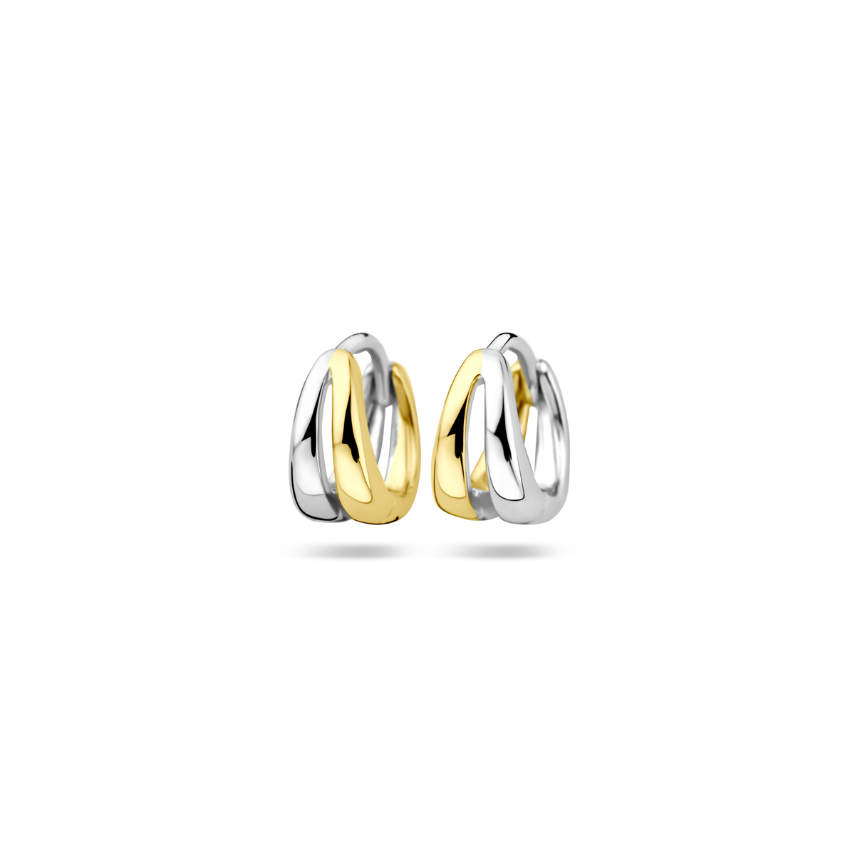 Geelgoud op 925 zilveren klapoorringen. De oorringen hebben een afmeting van 10x6mm.