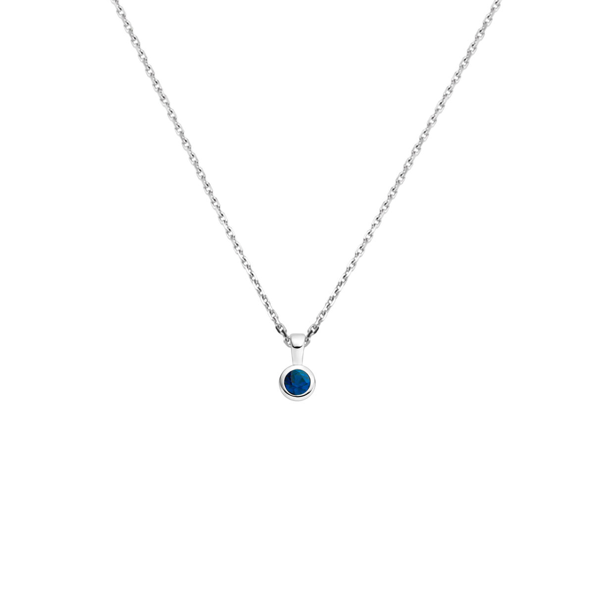 Gerhodineerd 925 zilveren collier met een geboortesteen hanger. Het collier heeft een draaglengte van 41cm en een extensie van 4cm. De schakelbreedte is 1.1mm. Uitgevoerd met een karabijn sluiting.
