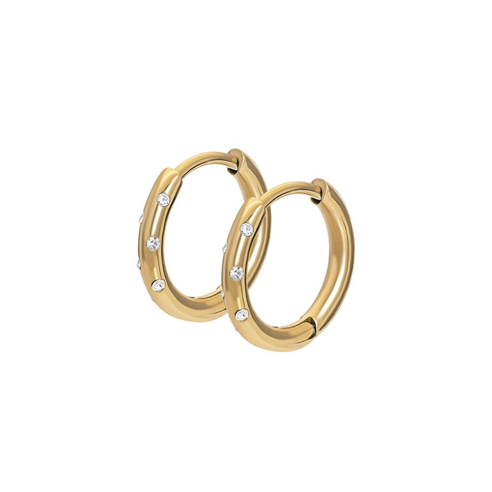 De iXXXi Hoops Elegance zijn gemaakt van stainless steel en zijn voorzien van een goudkleurige plating. De oorbellen zijn ringetjes van 14mm groot die je gemakkelijk kunt openen en in je oor kunt steken. Aan de voorkant van de ringentjes zitten op een speelse manier zes kristalkleurige zirconia's bevestigd. De iXXXi Hoops Elegance zijn een echte must-have voor jouw earparty dit seizoen! Je kunt namelijk meerdere oorbellen naast elkaar dragen. Heb je meerdere gaatjes in je oren? Draag dan de goudkleurige iXXXi Hoops Elegance in je eerste gaatje en combineer met ons grote assortiment oorbellen in de platingkleur goud. Wil je de Hoops Elegance nog specialer maken? Bevestig dan bijvoorbeeld Oorbel bedel Midnight Emerald aan de oorbel. De Hoops Elegance zijn ook verkrijgbaar in de platingkleuren rosé goud en zilver.

Gemaakt van duurzaam stainless steel.
Hypo-allergeen
Nikkel vrij
Verkleurt niet en geeft niet af op de huid.
Eindeloos combineren