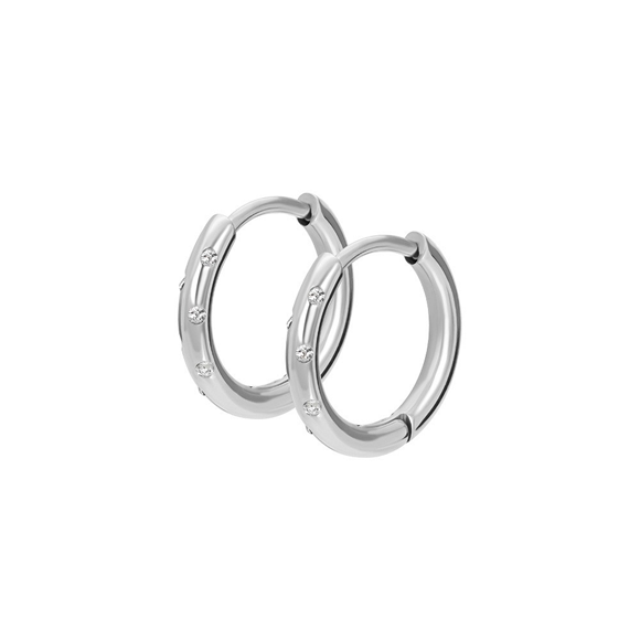 De iXXXi Hoops Elegance zijn gemaakt van stainless steel. De oorbellen zijn ringetjes van 14mm groot die je gemakkelijk kunt openen en in je oor kunt steken. Aan de voorkant van de ringetjes zitten op een speelse manier zes kristalkleurige zirconia's bevestigd. De iXXXi Hoops Elegance zijn een echte must-have voor jouw earparty dit seizoen! Je kunt namelijk meerdere oorbellen naast elkaar dragen. Heb je meerdere gaatjes in je oren? Draag dan de zilverkleurige iXXXi Hoops Elegance in je eerste gaatje en combineer met ons grote assortiment oorbellen in de platingkleur zilver. Wil je de Hoops Elegance nog specialer maken? Bevestig dan bijvoorbeeld Oorbel bedel Midnight Emerald aan de oorbel. De Hoops Elegance zijn ook verkrijgbaar in de platingkleuren goud en rosé goud.

Gemaakt van duurzaam stainless steel.
Hypo-allergeen
Nikkel vrij
Verkleurt niet en geeft niet af op de huid.
Eindeloos combineren