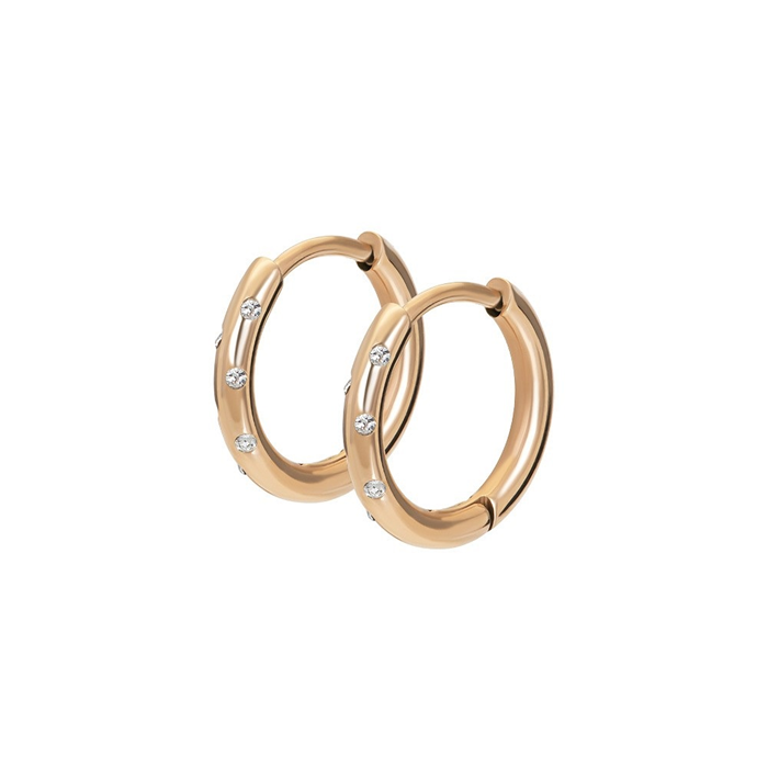 De iXXXi Hoops Elegance zijn gemaakt van stainless steel en zijn voorzien van een rosé goudkleurige plating. De oorbellen zijn ringetjes van 14mm groot die je gemakkelijk kunt openen en in je oor kunt steken. Aan de voorkant van de ringentjes zitten op een speelse manier zes kristalkleurige zirconia's bevestigd. De iXXXi Hoops Elegance zijn een echte must-have voor jouw earparty dit seizoen! Je kunt namelijk meerdere oorbellen naast elkaar dragen. Heb je meerdere gaatjes in je oren? Draag dan de rosé goudkleurige iXXXi Hoops Elegance in je eerste gaatje en combineer met ons grote assortiment oorbellen in de platingkleur rosé goud. Wil je de Hoops Elegance nog specialer maken? Bevestig dan bijvoorbeeld Oorbel bedel Midnight Emerald aan de oorbel. De Hoops Elegance zijn ook verkrijgbaar in de platingkleuren goud en zilver.

Gemaakt van duurzaam stainless steel.
Hypo-allergeen
Nikkel vrij
Verkleurt niet en geeft niet af op de huid.
Eindeloos combineren