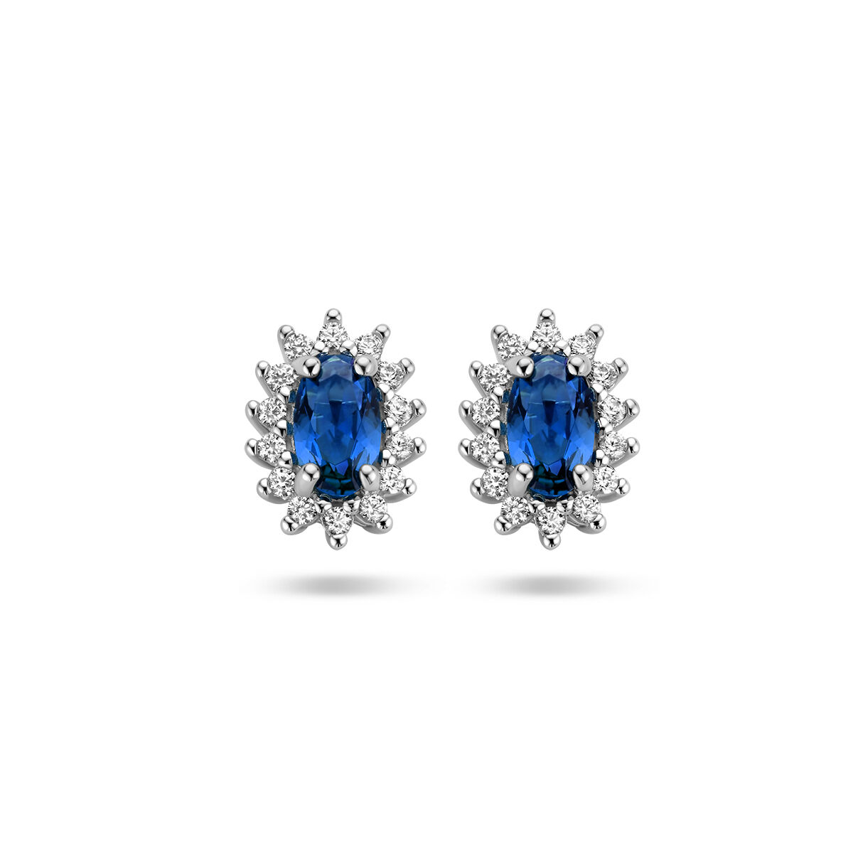 Gerhodineerd 925 zilveren oorknoppen uitgevoerd met synthetisch saffier en zirkonia. De oorknoppen hebben een afmeting van 8.5x6.5mm.