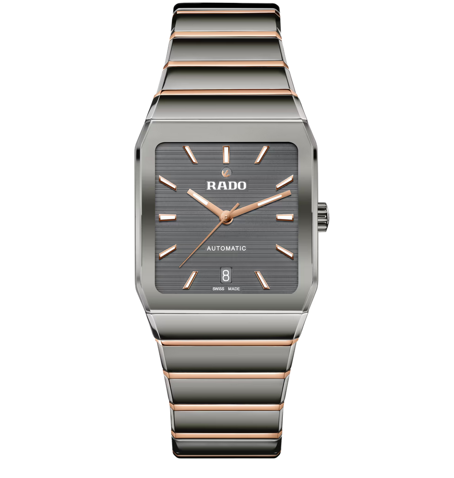 Sinds zijn debuut in 1983 staat de Rado Anatom symbool voor baanbrekend design en ultiem comfort. Het kenmerkende kenmerk is het cilindrische gemetalliseerde saffierglas met afgeschuinde randen aan beide zijden, dat naadloos overgaat in de plasma hightech keramische armband, waardoor een gladde, doorlopende vorm ontstaat die de kast en armband samenvoegt tot een verenigde, samenhangende vorm. De armband is gemaakt van gepolijste plasma hightech keramische schakels en gepolijste roségoudkleurige PVD-gecoate roestvrijstalen middenschakels, en wordt zorgvuldig vastgezet door een 3-voudige sluiting van geborsteld roestvrij staal. Onder dit kenmerkende kristal ligt een grijs gelakte wijzerplaat die een opvallend patroon van onregelmatig verdeelde horizontale lijnen onthult. Roségoudkleurige aangebrachte wijzers en indexen met gecoate witte Super-LumiNova® zorgen voor een verfijnd contrast met de diepte van de wijzerplaat. De wijzerplaat op 12 uur wordt bekroond door het iconische bewegende anker, aangevuld met een discreet datumvenster op 6 uur. In het hart klopt het 21 juwelen tellende automatische R766-kaliber door de achterkant van de saffierkristallen kast. Fijn geregeld in vijf standen en uitgerust met een Nivachron-spiraalveer™, levert dit uurwerk een hoge mate van nauwkeurigheid en een robuuste gangreserve van 72 uur, wat Rado's toewijding aan perfectie onderstreept.