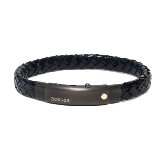 Deze armband voor heren van Borsari is gemaakt van leer in een zwarte kleur. Op de verstelbare zwartgekleurde RVS edelstalen sluiting is er een 18 karaat roségouden element toegevoegd voor een extra ‘finishing touch’. De armband is eenvoudig zelf verstelbaar in de maten 19-20-21 cm. De zwarte kleur op de sluiting is PVD gecoat op het RVS edelstaal.
