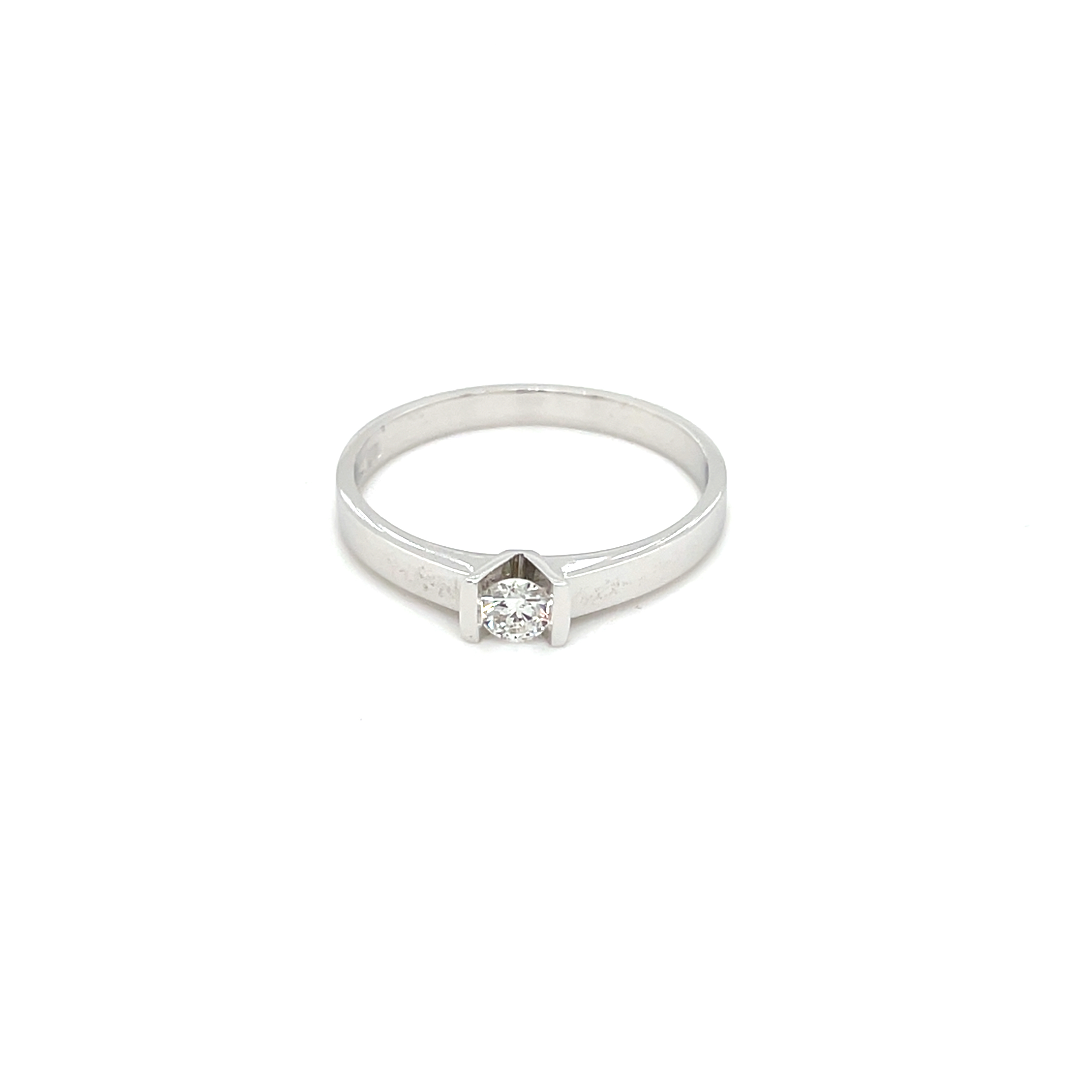 Prachtige witgouden solitaire ring met een diamant / Briljant geslepen 
gezet in een moderne V Zetting 

Steengewicht 0,15 Carat
Kleur: Wesselton
Zuiverheid steen: Pikee