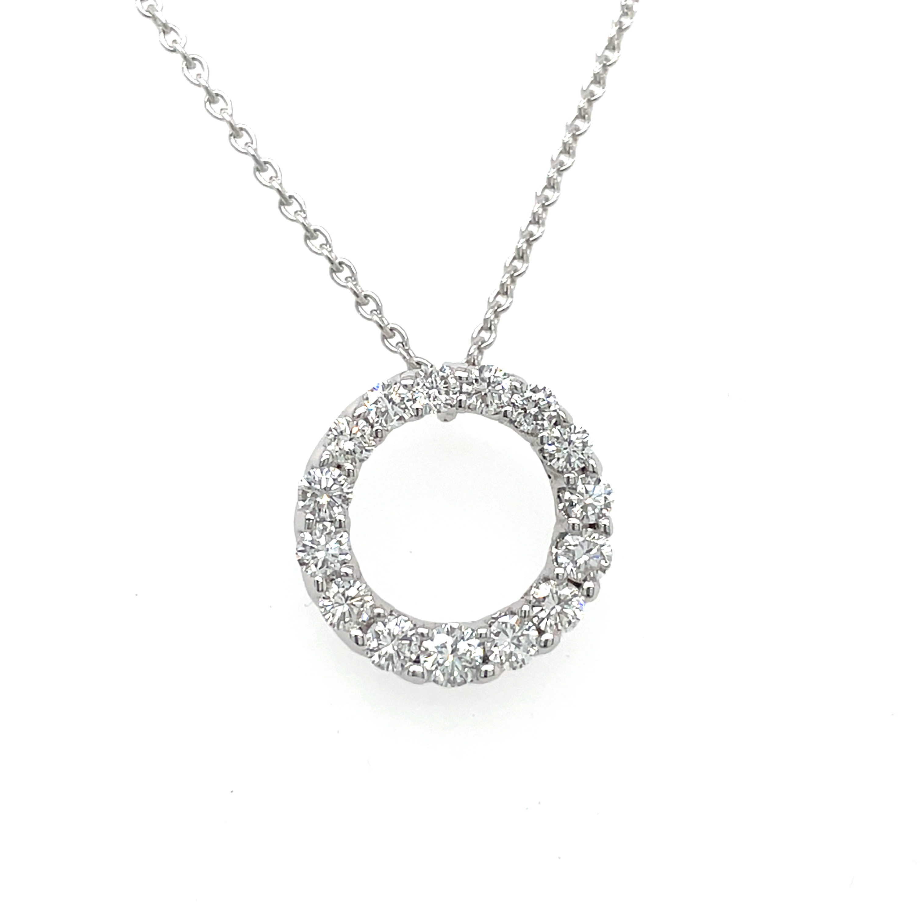 Prachtige Hanger uit de Romance collectie By R&C uitgevoerd in 18 Krt witgoud met 15  briljant geslepen Diamanten met een totaalgewicht van 0,45 Crt 
Steen kleur: Wesselton / H
Steen zuiverheid: SI (Small Inclusions)
