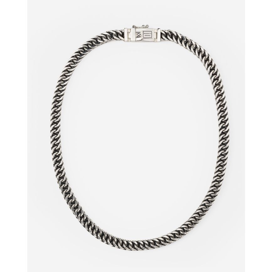 De Esther XS Ketting is geinspireerd op het iconische Esther-ontwerp. Handgemaakt met puur vakmanschap, is elke schakel verweven om een gedurfde en verfijnde look te creëren. De donkere elementen in het 925 zilver, verkregen door oxidatie, geven de Esther-collectie haar kenmerkende Buddha to Buddha touch. Dit veelzijdige sieraad is een modieuze ketting voor vrouwen of een opvallende choker voor mannen. Omarm je unieke stijl met deze bijzondere ketting, ontworpen om individualiteit te uit te stralen en een gedurfd statement te maken. Ga jij het leven vieren door jezelf of iemand anders te trakteren op dit krachtige sieraad?