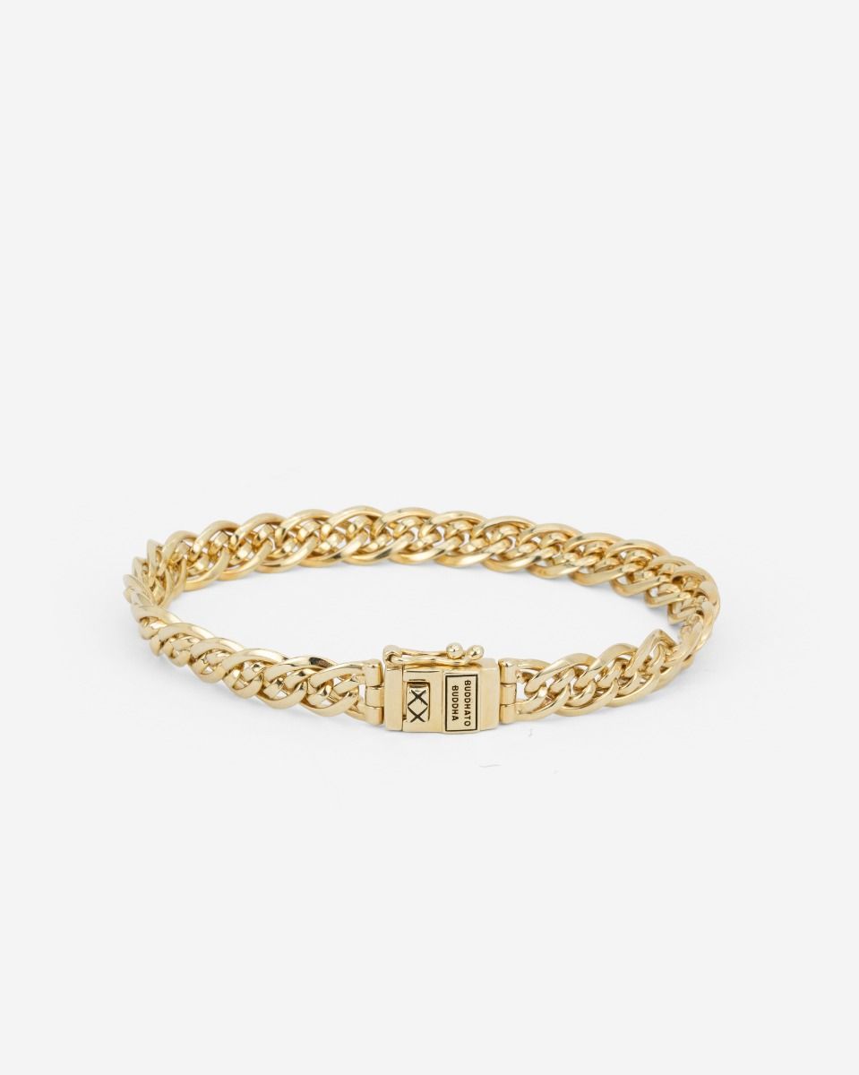 De Nathalie Mini is een subtiele variant van een van onze meest iconische Buddha to Buddha armbanden. Het ontwerp is een van de bekendste schakels uit onze collectie! De aparte dubbele schakels, die typisch zijn voor de Nathalie, maakt deze armband tot een echt meesterwerk. Elke schakel is zorgvuldig met de hand gevormd, een getuigenis van de toewijding en het vakmanschap van onze ambachtslieden. Ontworpen in Amsterdam en handgemaakt in Zuid-Oost Azië van gerecycled zilver met een premium goudlaag van 3.0 micron. De laag goud is gemiddeld 5 maal dikker dan reguliere gold plated items en gemaakt van 18-karaat goud. Deze armband staat voor een perfecte balans tussen duurzaamheid, kwaliteit en stijl. De Nathalie Mini Armband is meer dan alleen een sieraad; het is een verhaal van passie, kunst en connectie. 