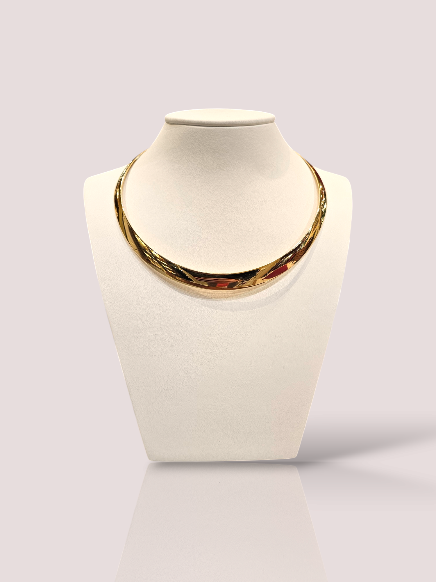 Dit vintage 14k geel gouden choker collier is een prachtig statement piece dat perfect is voor het toevoegen van een vleugje luxe aan elke outfit. De choker heeft een opvallend ontwerp en een glanzende afwerking die de aandacht zal trekken. Draag deze choker op zichzelf voor een elegante look, of combineer het met andere kettingen voor een trendy gelaagde stijl. Maak je outfit compleet met deze schitterende choker ketting!

De ketting is op het breedste punt 1 cm breed en is op de grootste stand 40 cm.