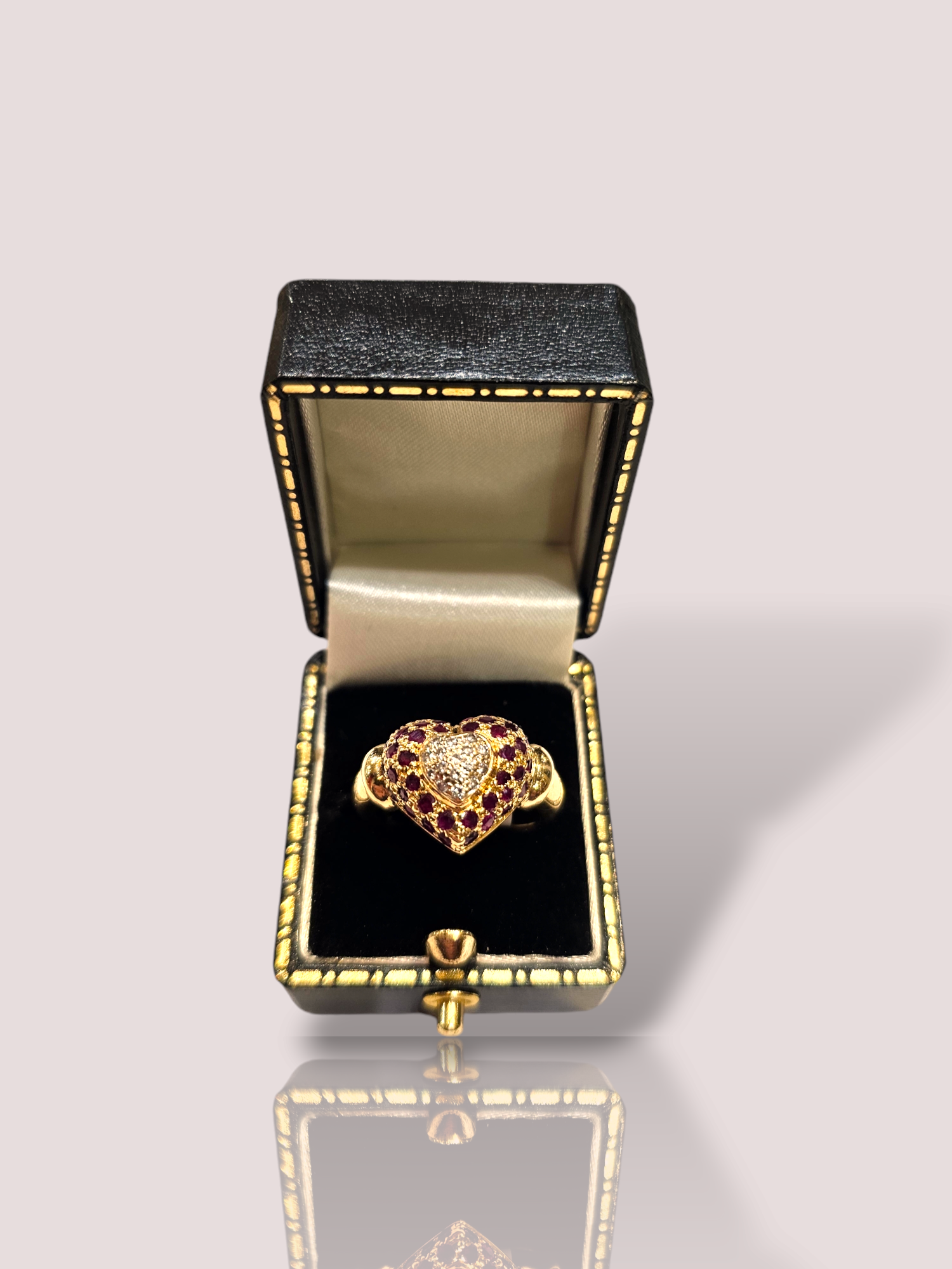 Deze prachtige vintage 18k geelgouden ring met robijnen en diamanten is een echt juweel om te koesteren. De ring is voorzien van schitterende robijntjes, met in het midden sprankelende diamanten, waardoor het een tijdloos stuk is voor elke gelegenheid. Draag deze ring alleen als statement piece of combineer hem met andere gouden sieraden voor een elegante look. Wat je stijl ook is, deze ring voegt een vleugje glamour toe aan je outfit.
