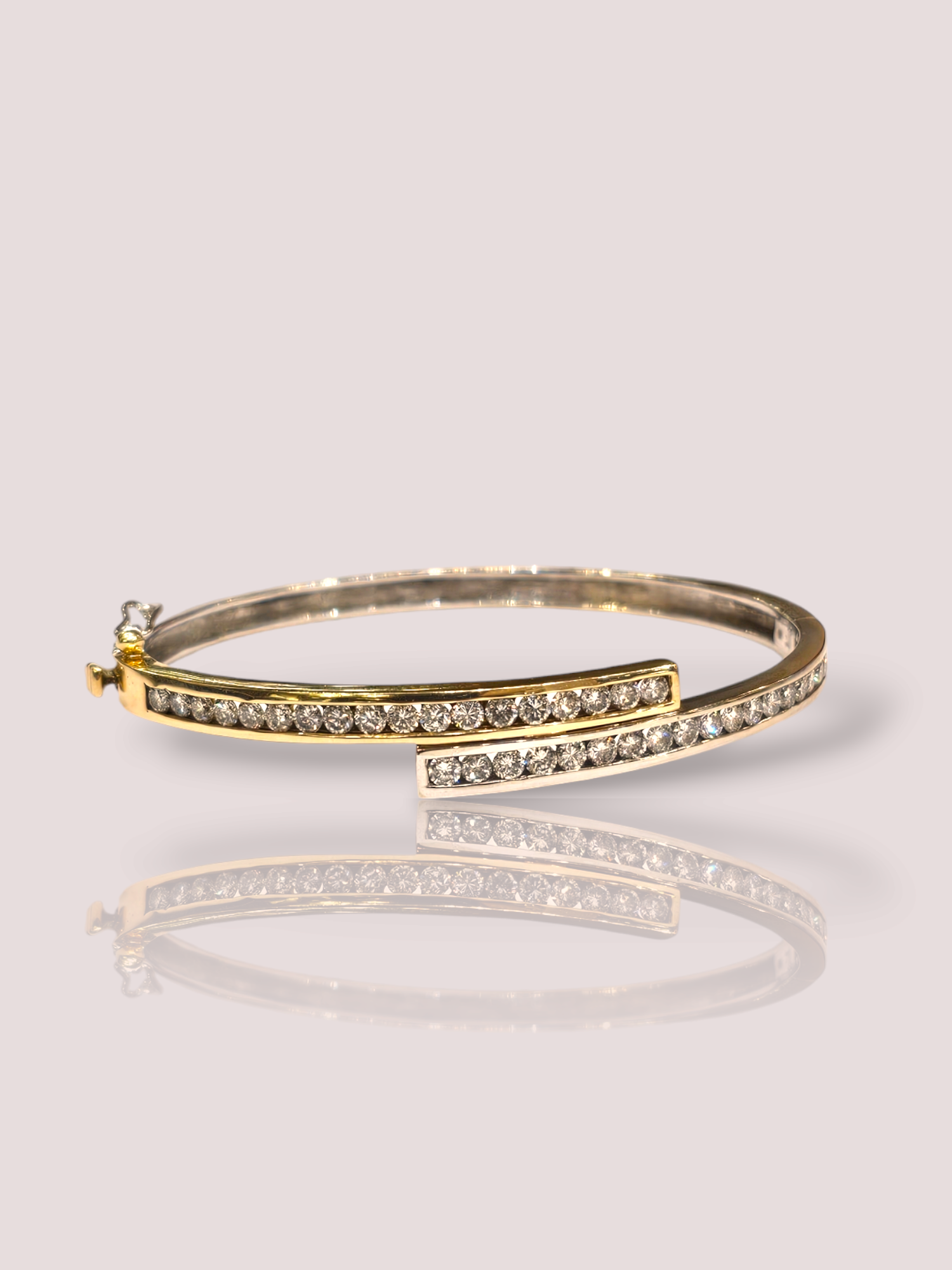 Deze vintage 14k geel met wit gouden armband is versierd met 36 prachtige diamanten, waardoor het een echte eyecatcher is. De armband kan perfect alleen gedragen worden voor een verfijnde look of gecombineerd worden met andere gouden sieraden voor een meer uitbundige uitstraling. Het is een tijdloos stuk dat elke outfit complementeren. Mag niet ontbreken in je sieradencollectie!

De armband werkt middels een kliksluiting en heeft een extra veiligheidsoogje.