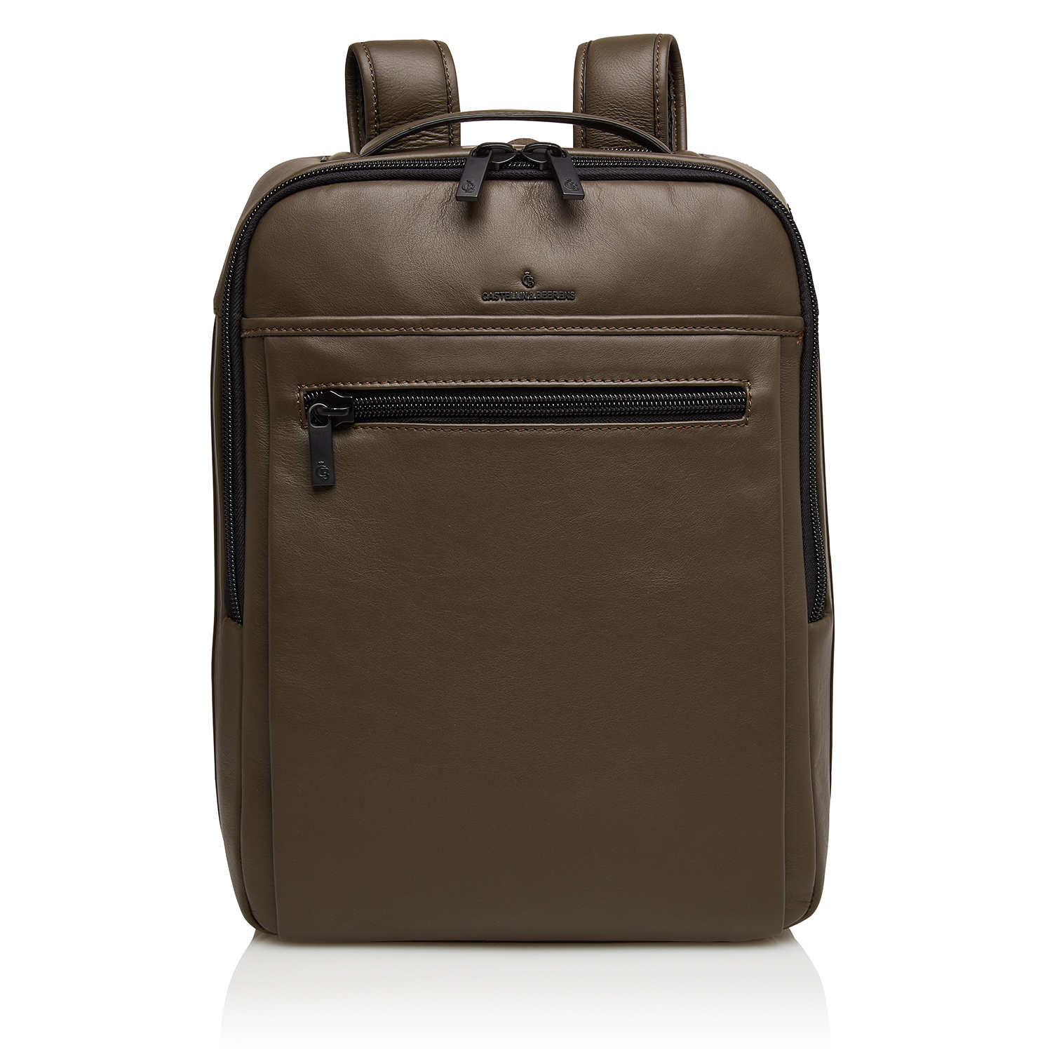 De 409576DM  Victor rugtas is voorzien van een ruim hoofdvak met ritssluiting en handige zijvakken. De tas heeft een verstelbare schouderband voor optimaal draagcomfort. Draag de tas over de schouder of als crossbody voor een trendy look. De perfecte tas voor dagelijks gebruik of voor een avondje uit. Stijlvol en praktisch in één!

Castelijn & Beerens VICTOR leren Laptoprugzak 15,6 inch 40 9576
Stijlvol op reis. De VICTOR 15,6" laptop rugzak zorgt daar zeker voor. De leren rugzak is comfortabel te dragen door de gefoamde schouderbanden en voorzien van diverse handige ritsvakken waarvan 1 vak met high-tech RFID protectie om pasjes en paspoort te beschermen. Het stevige laptop compartiment aan de rug-zijde is eenvoudig toegankelijk, zonder de hele tas te hoeven openen. Kenmerkend voor de NAPPA X collectie is de combinatie van hoogwaardig Italiaans nappa leer met verfijnde zwart metalen fournituren. Het geeft deze tech collectie van Castelijn & Beerens een vooruitstrevende en elegante uitstraling. 
2 jaar garantie
afmetingen 31 x 13 x 42 cm
Laptop formaat 15,6 inch
NAPPA X
De combinatie van hoogwaardig Italiaans nappa leer met verfijnde zwart metalen fournituren geeft deze tech-collectie van Castelijn & Beerens een vooruitstrevende en elegante uitstraling. 