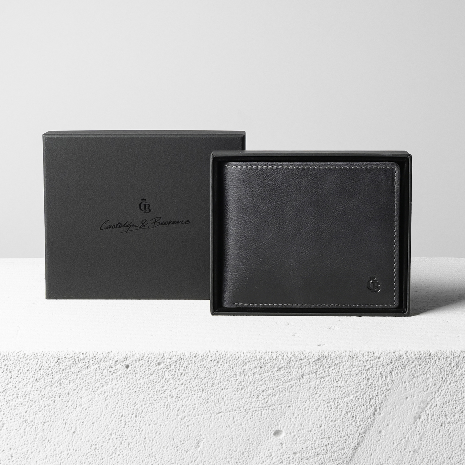 Deze Castelijn&Beerens Giftbox Billfold RFID Zwart heeft een klassiek ontwerp en is voorzien van RFID-bescherming. De portemonnee heeft voldoende ruimte voor pasjes, briefgeld en muntgeld. Het is het beste om deze billfold in je broekzak of tas te dragen voor gemakkelijke toegang. Een stijlvolle en praktische toevoeging aan je accessoirecollectie.

Perfect voor dagelijks gebruik of als cadeau voor een geliefde. Koop deze hoogwaardige portemonnee nu in onze webshop!