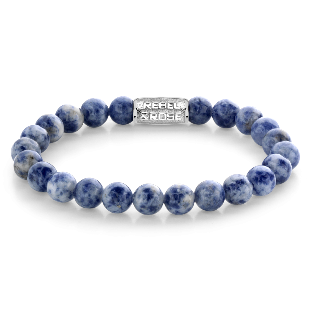 Bead armband, handgemaakt van 8mm natuurstenen kralen met een zilverkleurige sluiting. Het Rebel & Rose sieraad is makkelijk te combineren met andere zilveren, leren of kralenarmbanden.
