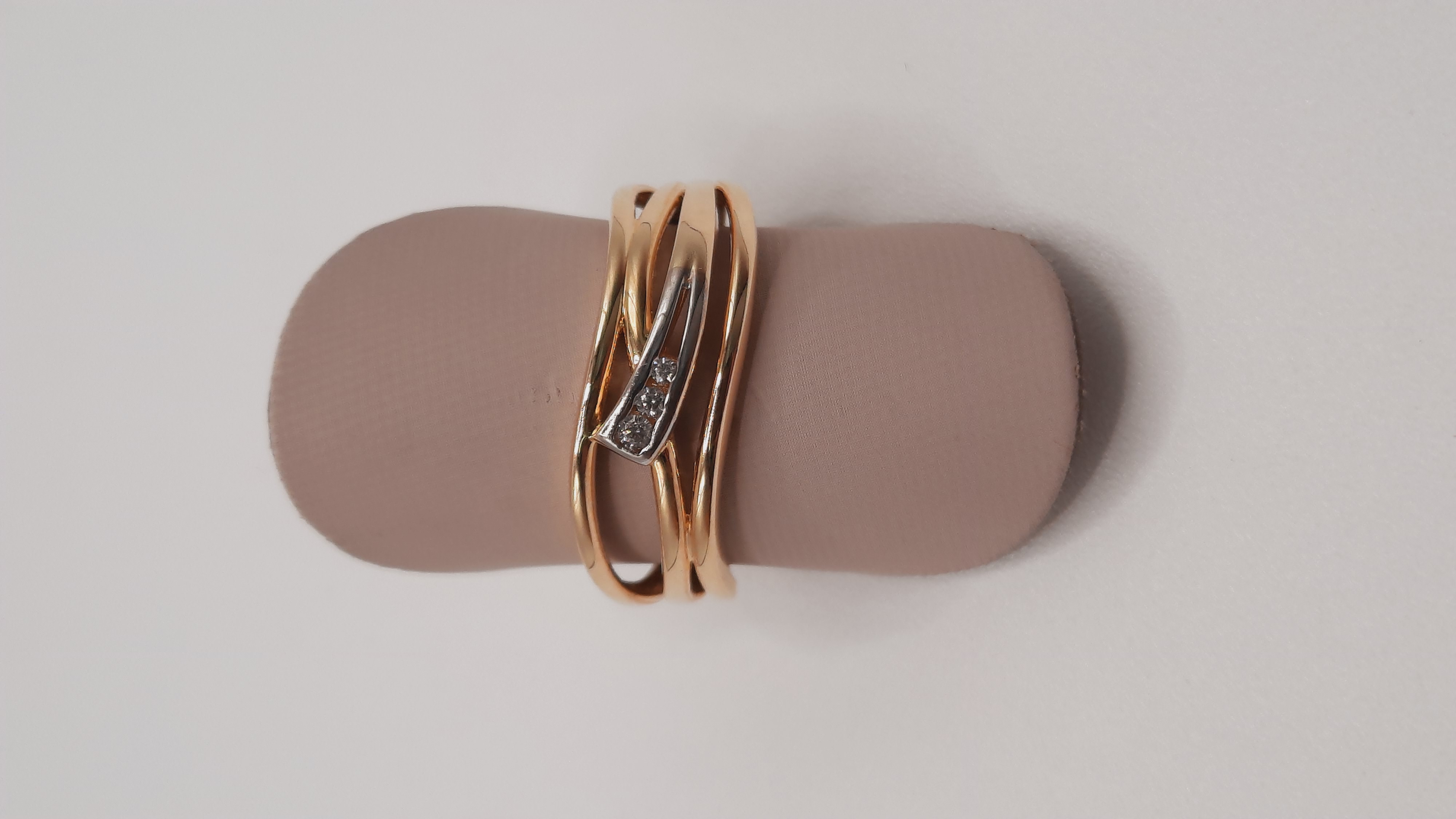 Deze schitterende gouden damesring, modelnummer BREA-RDL-0002302, is vervaardigd uit 14-karaats goud en heeft een luxueuze glans. De ring, maat 54, straalt elegantie uit en is perfect voor speciale gelegenheden. Combineer hem met andere gouden sieraden voor een verfijnde look die elke outfit complimenteert. Een tijdloos accessoire dat niet mag ontbreken in uw collectie.
