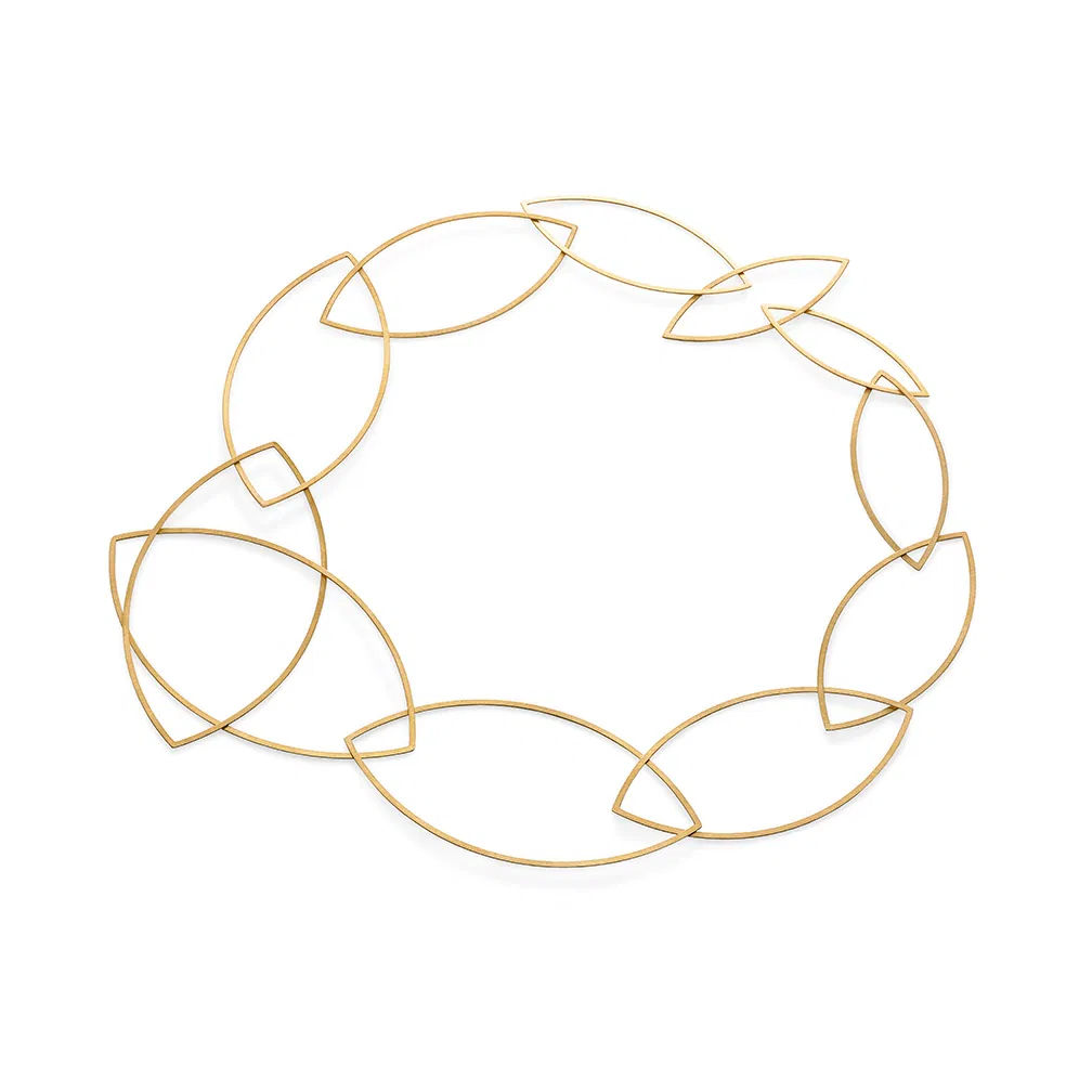 een 18 krt geelgouden collier van Niessing model Spits bogen.