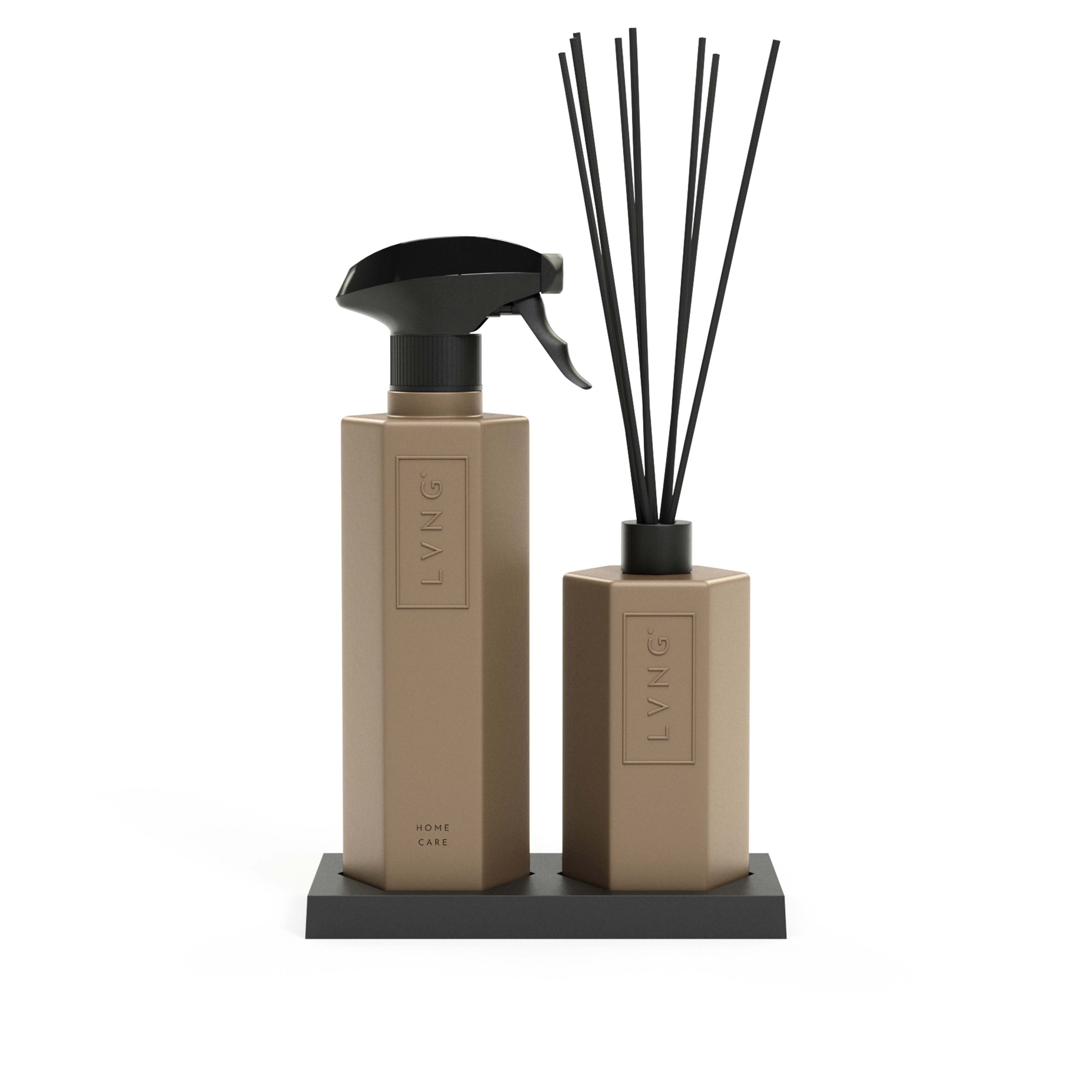 Ontdek Casablanca met de LVNG Home Set:

- Casablanca Home Care - 450ml

- Casablanca Home Diffuser - 270ml

- Incl. 100% Biodegradable Plateau

De set bevat een aangenaam ruikende allesreiniger die tevens dient als roomspray, een home diffuser en een bijpassend plateau. Gemaakt van natuurlijke formules die zorgen voor een langdurige geurbeleving in huis.

 Vegan & Cruelty Free
 Clean Ingredients
 Refillable Sugar Cane Bottle
 Manufactured in Europe

CASABLANCA is een rijke geur. Veelzijdig, net als de gelijknamige Marokkaanse wereldstad. Zonnig & zwoel. Een verrassende combinatie van warme tonen als amber en saffraan.

Combineer de Home Care spray met de Home Diffuser en de overige Casablanca collectie. Zo komt de geur in het gehele huis terug & wordt gedurende de dag versterkt. Verenig de geuren in huis terug tot een eenheid. Geureenheid.

Topnoten: Italiaanse Bergamot 
Hartnoten: Saffraan, Gedroogd fruit, Honing 
Basisnoten: Amber, Tonkabonen, Tabaksbladeren, Muskus, Cederhout