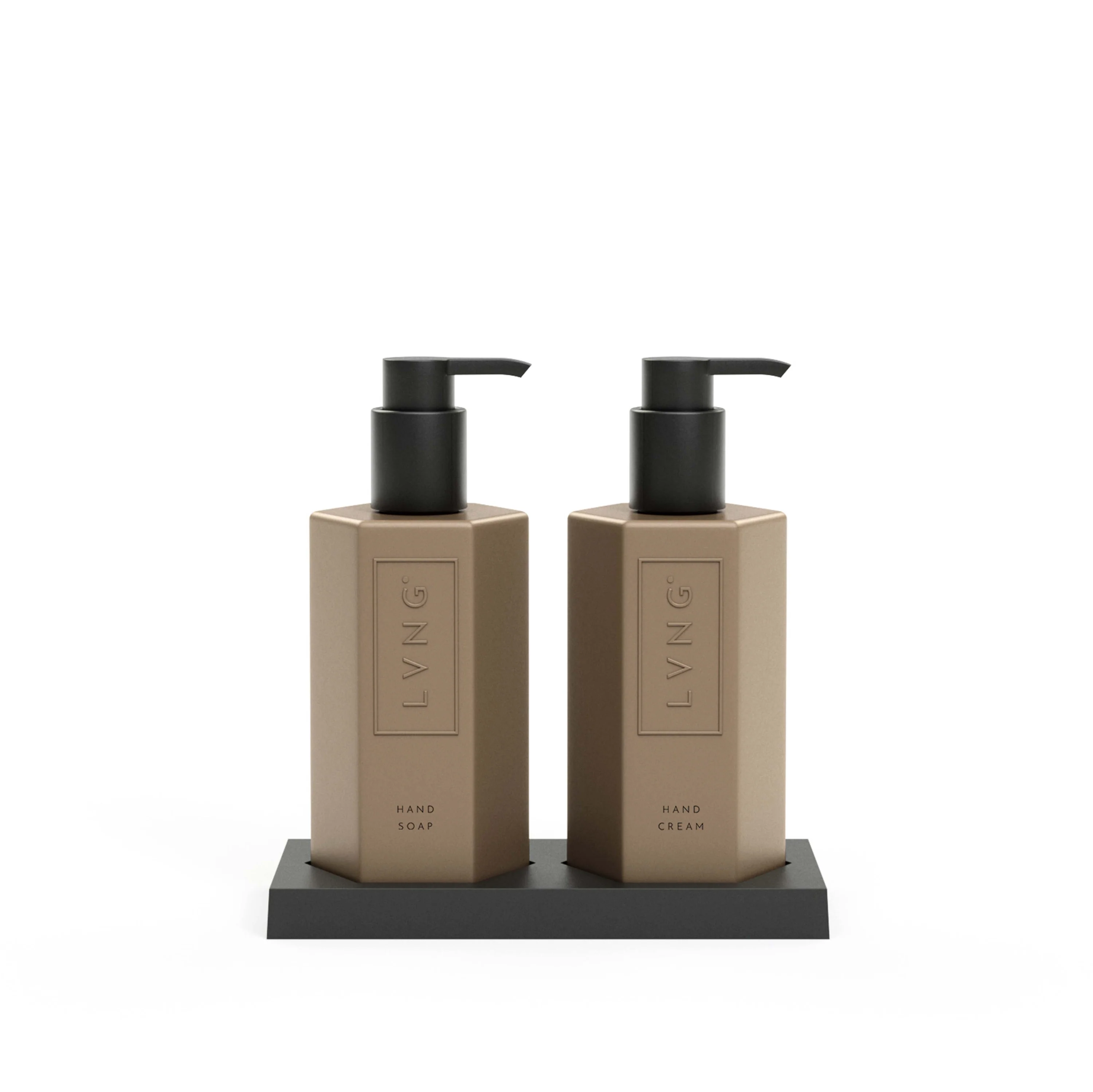 Ontdek Casablanca met de LVNG Hand Set:

- Casablanca Hand Soap – 270ml

- Casablanca Hand Cream – 270ml

- Incl. 100% Biobased Plateau

 

Handzeep, handcrème en een bijpassend plateau. Reinigt mild en ruikt subtiel. Vervaardigt van essentiële oliën en natuurlijke grondstoffen als aloë vera, sheaboter en vitamine E.

 Vegan & Cruelty Free
 Clean Ingredients
 Refillable Sugar Cane Bottle
 Manufactured in Europe
Fragrance

CASABLANCA is een rijke geur. Veelzijdig, net als de gelijknamige Marokkaanse wereldstad. Zonnig & zwoel. Een verrassende combinatie van warme tonen als amber en saffraan.

Combineer de Hand Soap met de Hand Cream en de overige Casablanca collectie. Zo komt de geur in het gehele huis terug & wordt gedurende de dag versterkt. Verenig de geuren in huis terug tot een eenheid. Geureenheid.

Topnoten: Italiaanse Bergamot 
Hartnoten: Saffraan, Gedroogd fruit, Honing Basisnoten: Amber, Tonkabonen, Tabaksbladeren, Muskus, Cederhout