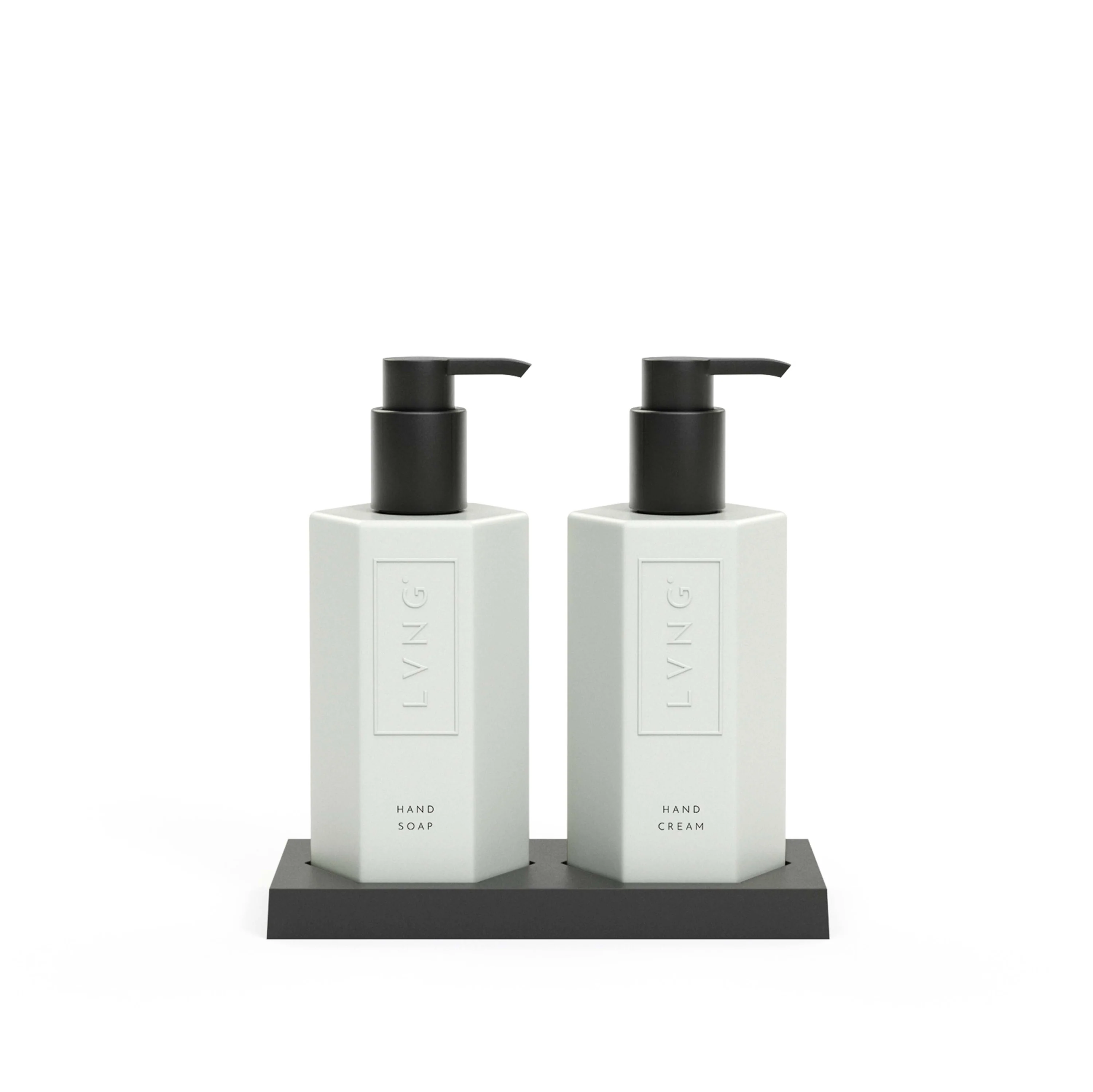 Ontdek Stockholm met de LVNG Hand Set:

- Stockholm Hand Soap – 270ml

- Stockholm Hand Cream – 270ml

- Incl. 100% Biobased Plateau

 

Handzeep, handcrème en een bijpassend plateau. Reinigt mild en ruikt subtiel. Vervaardigt van essentiële oliën en natuurlijke grondstoffen als aloë vera, sheaboter en vitamine E.

 Vegan & Cruelty Free
 Clean Ingredients
 Refillable Sugar Cane Bottle
 Manufactured in Europe
Fragrance

STOCKHOLM staat synoniem voor moeiteloze, Scandinavische eenvoud. Subtiliteit en minimalisme op z’n best. Licht & clean. Een frisse mix van citrusextract met hout- en muskustonen.

Combineer de Hand Soap en de Hand Cream met de overige Stockholm collectie om een geureenheid te creëren. Eén geur in het gehele huis. Die gedurende de dag versterkt wordt.

Topnoten: Pomelo, Sinaasappel, Ozonic 
Hartnoten: Hout, Mos 
Basisnoten: Gember, Vlierbloesem, Geranium, Lelietje-van-dalen