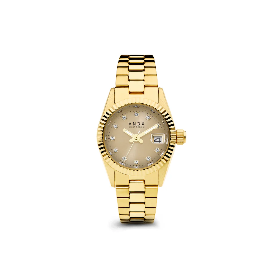 Wat je aanraakt, verandert in goud. Maak een grote indruk met dit kleine horloge. Dit gouden pronkstuk met stevige stalen band laat je stralen bij elke gelegenheid. Durf voor goud te gaan, en ontdek hoe GROOT klein kan zijn. The Devil is in the details, ook met dit horloge. Never too late.