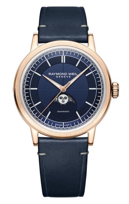 

Terwijl de maanfase vaak wordt geassocieerd met conventionele en tijdloze horloges, onthult RAYMOND WEIL een giersmaanfase die een nieuw leven in deze iconische horlogefunctie tot leven wendt. Dit model met een visueel gesectoraliseerde wijzerplaat, zeer grafische, handtekening van de collectie, die verband houdt met deze poëtische complicatie van horloges, biedt een lezing van de maanfasen, zowel dynamisch als intuïtief.

De nachtblauwe sector wijzerplaat, gelegen onder een gebogen saffierglas met vintage inspiraties, werd in de hoogste mate verfijnd. De zilverkleurige naalden van de uren en minuten versieren zichzelf met Super-LumiNova en onthullen een subtiele glans in het donker. De sectorale wijzerplaat presenteert de uren, de minuten en de seconden op discrete markeringen, waardoor de leesbaarheid wordt verbeterd.

De analyse van de wijzerplaat onthult meerdere contrasten: de urenbaan is soepel, de minutenbaan is versierd met een spiraalpatroon en het centrale gedeelte van de wijzerplaat is versierd met een delicate verticale borstel. De bezel wordt versterkt door een verticale satijnen borstel die prachtig contrasteert met de subtiel gepolijste afschuining in de buurt.

Deze juxtapositie van twee afwerkingen versterkt het totale finishniveau. De achterkant van de zaak maakt het ook mogelijk om, door transparantie, de beweging vanuit een andere hoek te observeren en het W-vormige oscillerende gewicht te zien, de handtekening van het horlogemakerij van het RAYMOND WEIL-huis. De echte kalfsleren armband is versierd met een discrete stiksel in de vorm van een “W”.

De Millesime-collectie is getuige van de blijvende erfenis van RAYMOND WEIL en de inzet voor het behoud van de kunst en het erfgoed van het horloge maken.
