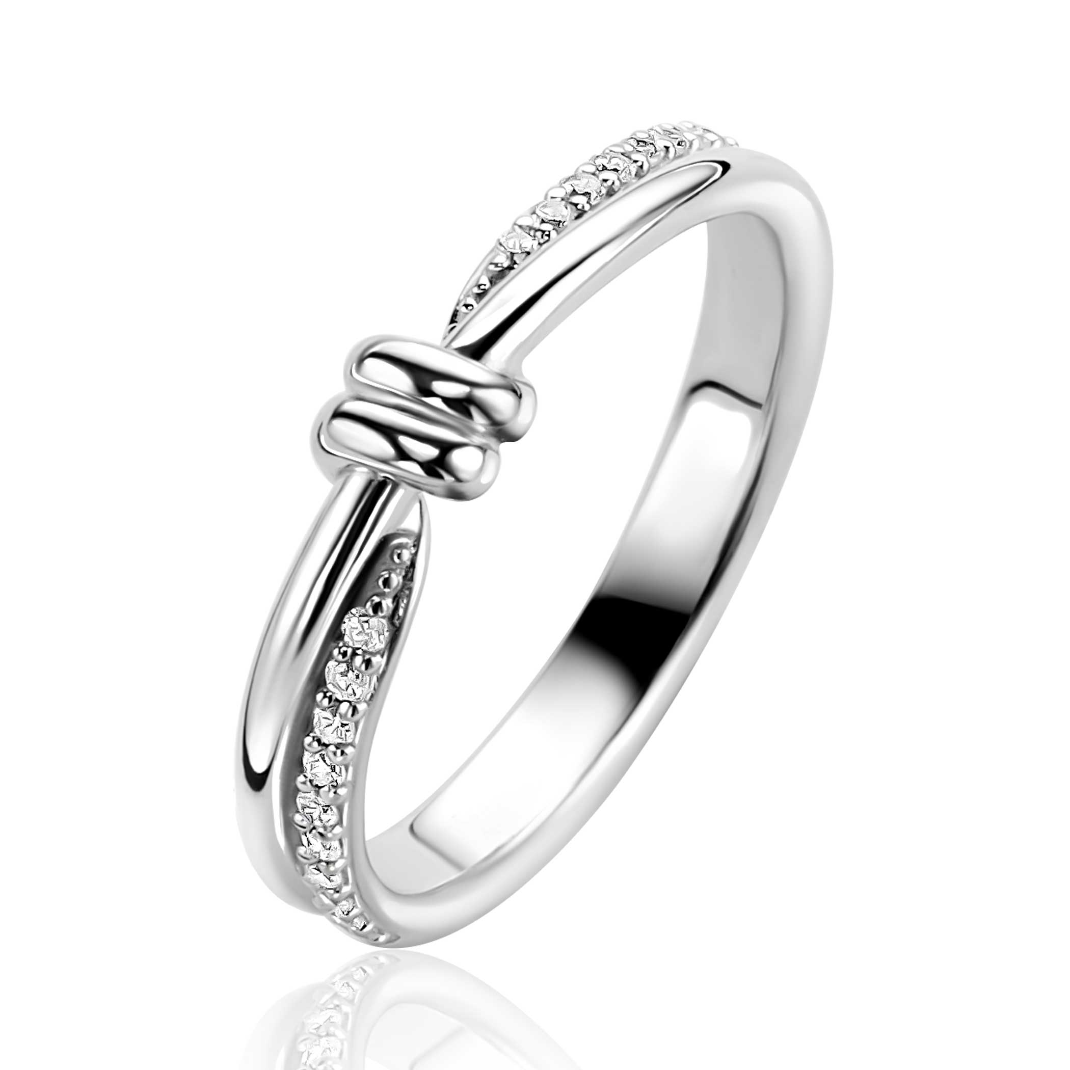 ZINZI zilveren multi-look ring (4mm breed) met een knoop in het midden. Door de knoop ontstaan er twee banen, bij beide banen is steeds de ene helft bezet met witte zirkonia's en de andere helft is glad. Maak je look compleet met de bijpassende ketting! Vervaardigd van eerste gehalte zilver (925) en voorzien van een extra rodiumlaag voor een langdurige glans.