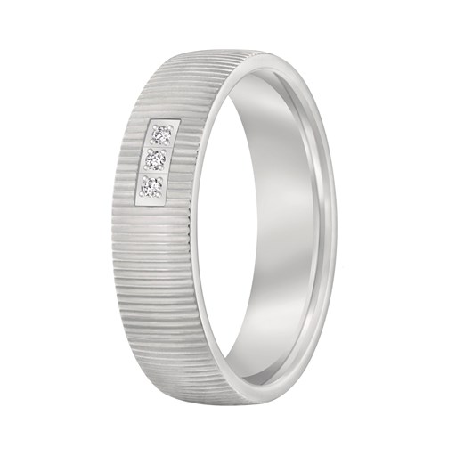 Deze prachtige zilveren ring is versierd met 3 schitterende diamantjes van elk 0.01 crt. De ring heeft maat 17 en is perfect voor dagelijks gebruik of voor speciale gelegenheden. Draag deze ring alleen of combineer hem met andere zilveren sieraden voor een elegante en stijlvolle look. Een subtiel en tijdloos accessoire dat elke outfit compleet maakt.