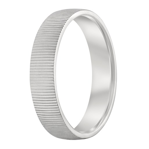 Deze prachtige zilveren relatiering heeft een strak en elegant ontwerp, met een glanzende afwerking die perfect is voor dagelijks gebruik. De ring heeft maat 20 en is een tijdloos accessoire voor elke gelegenheid. 

