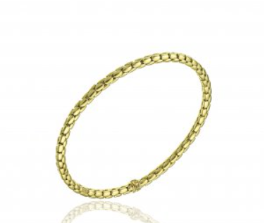 Deze prachtige 18Kt geel gouden armband heeft een reksysteem voor een perfecte pasvorm. De armband is verfijnd en elegant, perfect voor het toevoegen van een vleugje glamour aan elke outfit. Draag deze armband alleen of combineer hem met andere gouden sieraden voor een luxe uitstraling. Een must-have accessoire voor elke moderne vrouw.
