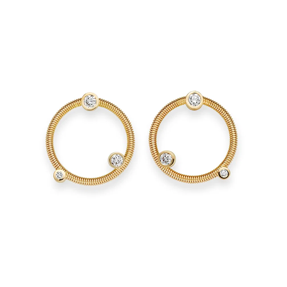 een paar 18 krt geelgouden oorsieraden Niessing model Artist.
met 3 diamantjes briljant geslepen per oorring, totaal 0.16 crt.