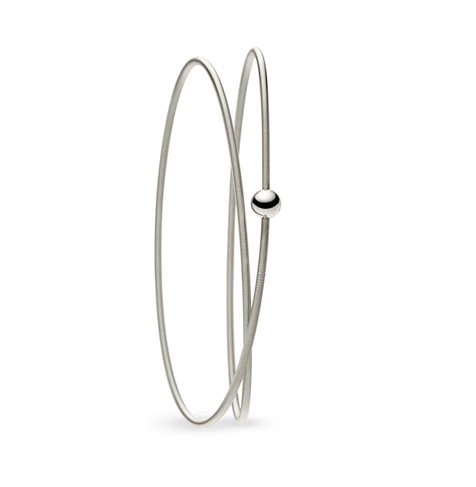 Een 18 krt witgouden Niessing armband model Colette met 2 wikkelingen.