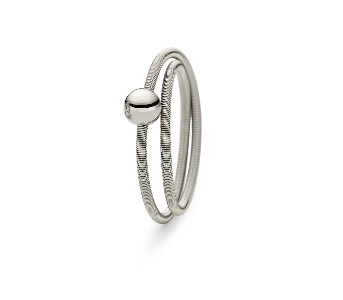 een 18 krt witgouden ring Niessing model Colette met 2x wikkeling.