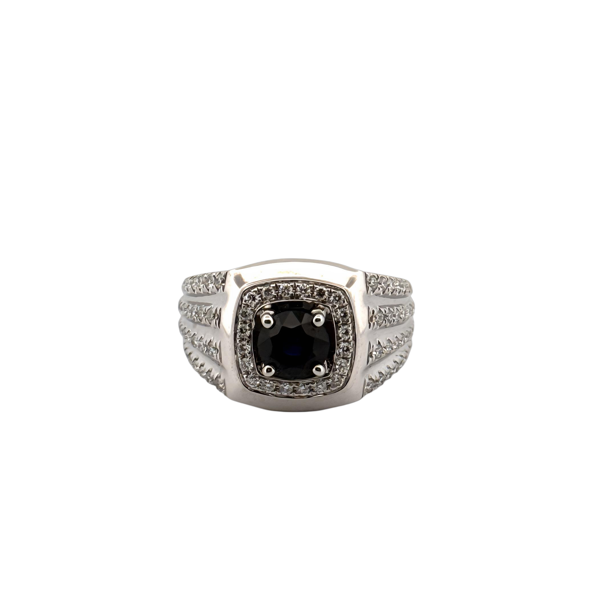 Deze prachtige 18 karaats witgouden ring is bezet met een schitterende saffier in het midden en omringd door briljant geslepen diamanten. De ring straalt luxe en elegantie uit en is perfect voor speciale gelegenheden. Draag deze ring alleen of gecombineerd met andere sieraden voor een extra glamoureuze look. Voeg deze eyecatcher toe aan je collectie en laat je stralen!