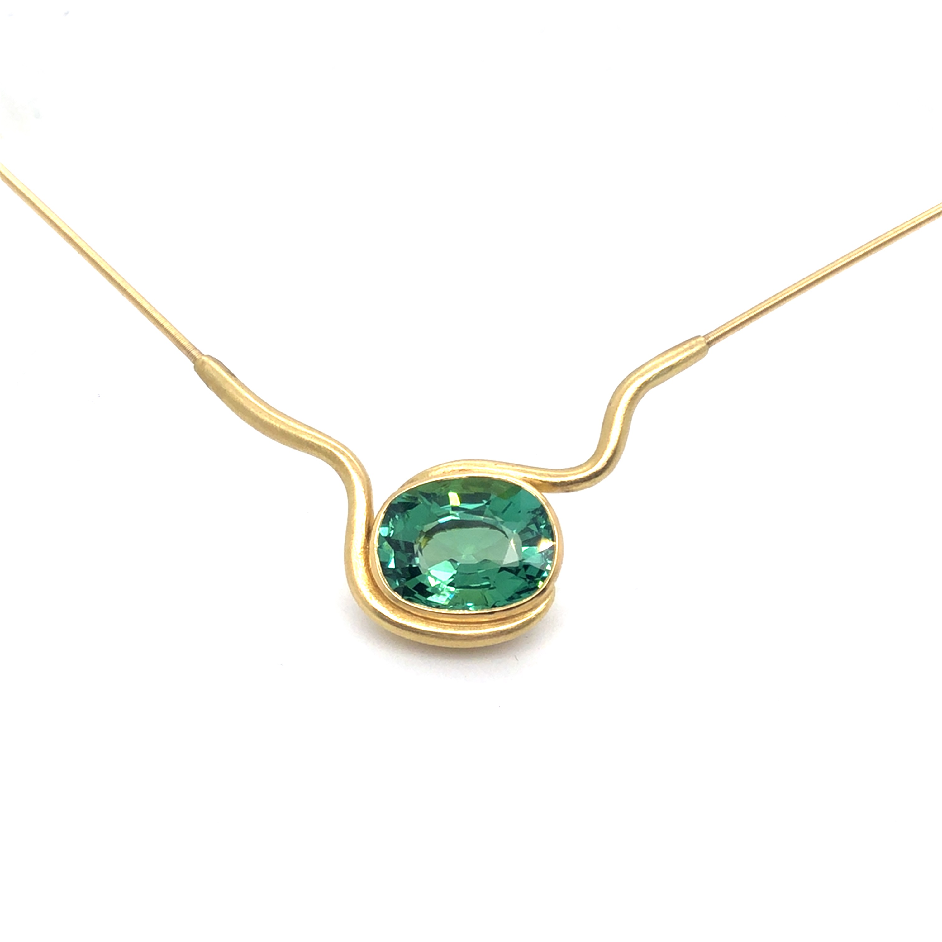 Dieses wunderschöne Juwel besteht aus einem facettierten Turmalin Oval mit einem Gewicht von 7,21 Karat, eingebettet in 750er Gold und integriert in einem elastischen Spiralcollier. Der beste Weg, es zu tragen, ist als atemberaubendes Statement-Stück für besondere Anlässe oder als glamouröses Accessoire für den Alltag. Lassen Sie sich von der Eleganz und Schönheit dieses einzigartigen Schmuckstücks verzaubern.