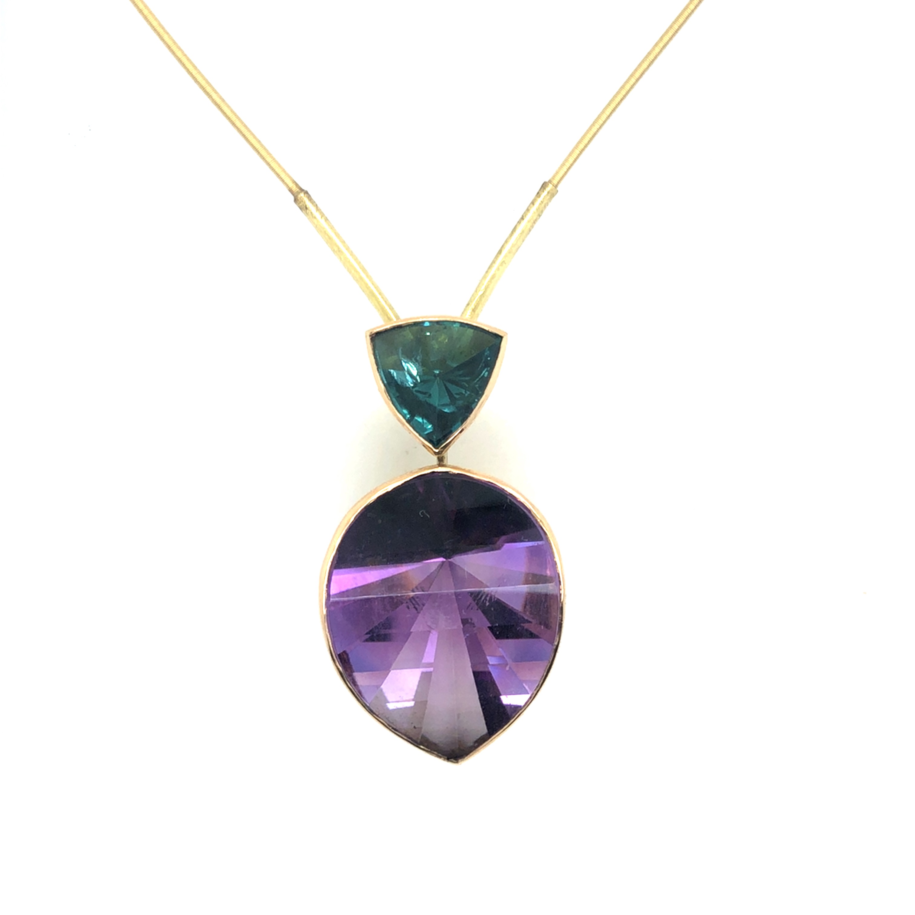 Dieses Collier aus 750er Gelbgold ist mit einem 2,97 Karat Indigolith und einem 27,99 Karat Amethyst gefertigt. Es ist ein elegantes Schmuckstück, das zu besonderen Anlässen getragen werden kann. Tragen Sie es am besten zu einem schlichten Outfit, um das Collier optimal zur Geltung zu bringen. Perfekt für eine glamouröse Abendveranstaltung oder ein romantisches Date.
