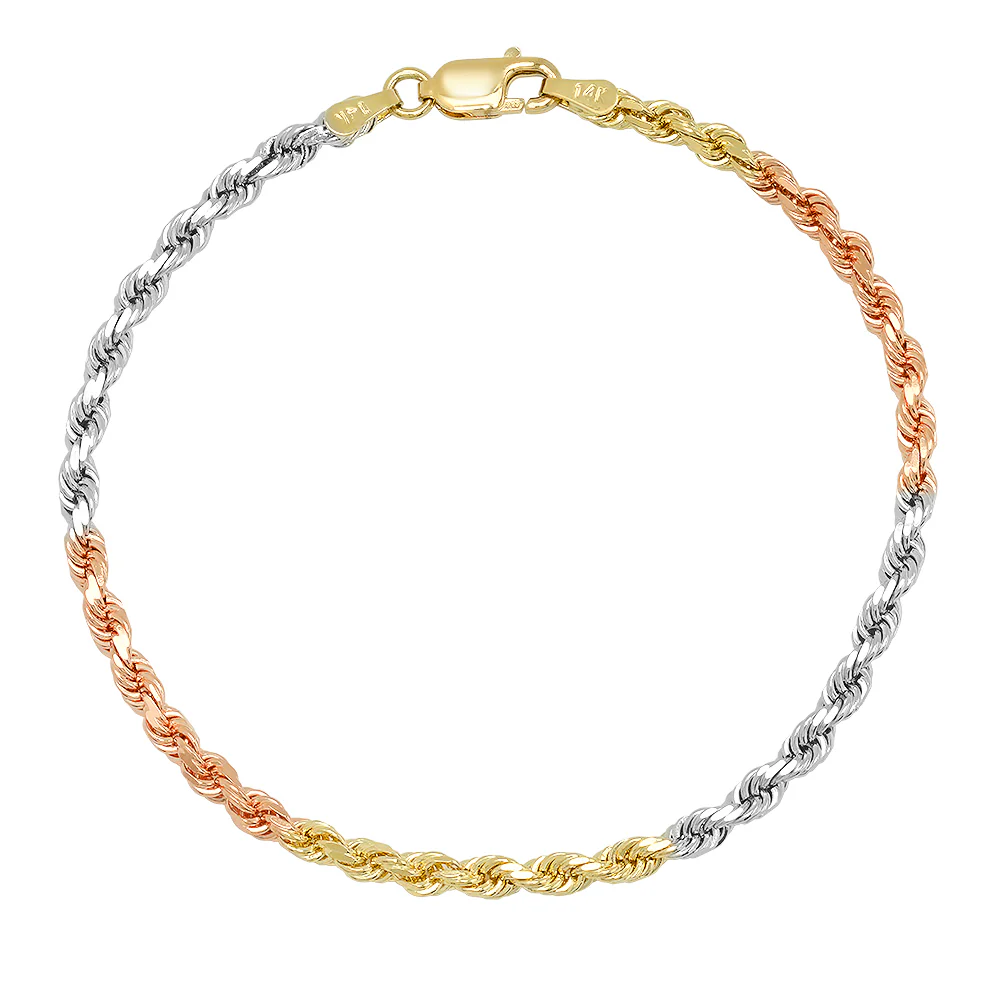 Deze prachtige 14krt Tricolor Koord Armband is 3,5mm breed en 22cm lang. De armband heeft een uniek driekleurig ontwerp en is gemaakt van hoogwaardig materiaal. De armband kan op zichzelf gedragen worden voor een subtiele look of gecombineerd worden met andere armbanden voor een gelaagde stijl. Geef je pols een vleugje glamour met deze schitterende armband.