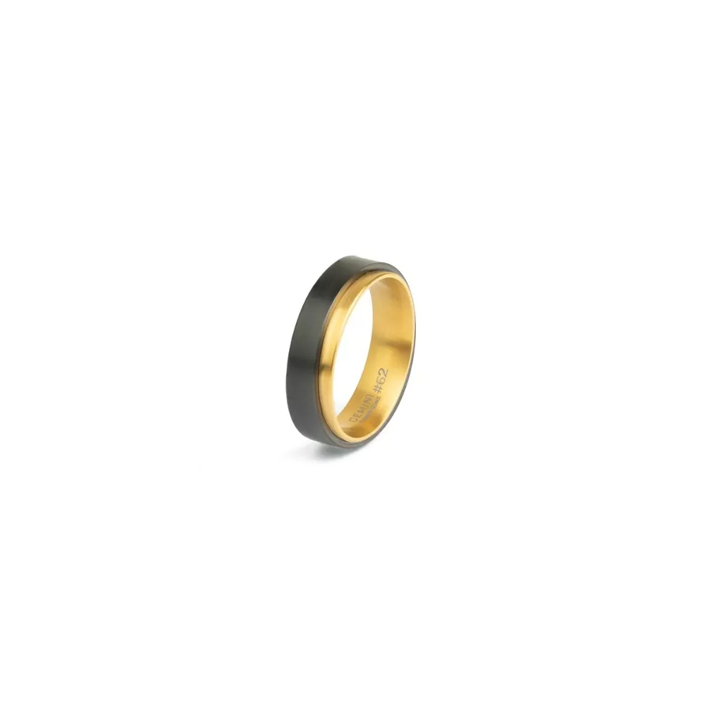De Tendo-ring is een tweekleurige ring (zwart en goudkleurig) die volledig is gemaakt van graad 2 titanium. Sterk, hypoallergeen en stijlvol – een titanium ring is meer dan alleen een sieraad; het is een statement van blijvende stijl en verfijning.

De ring heeft een comfortabele pasvorm aan de binnenkant en is zeer comfortabel om te dragen. Door de lichtgewicht materialen kun je deze ring zonder problemen dag in dag uit dragen.

De ring is leverbaar in maat 58,60,62,64, 66 en 68
Geef je maat door bij de bestelling