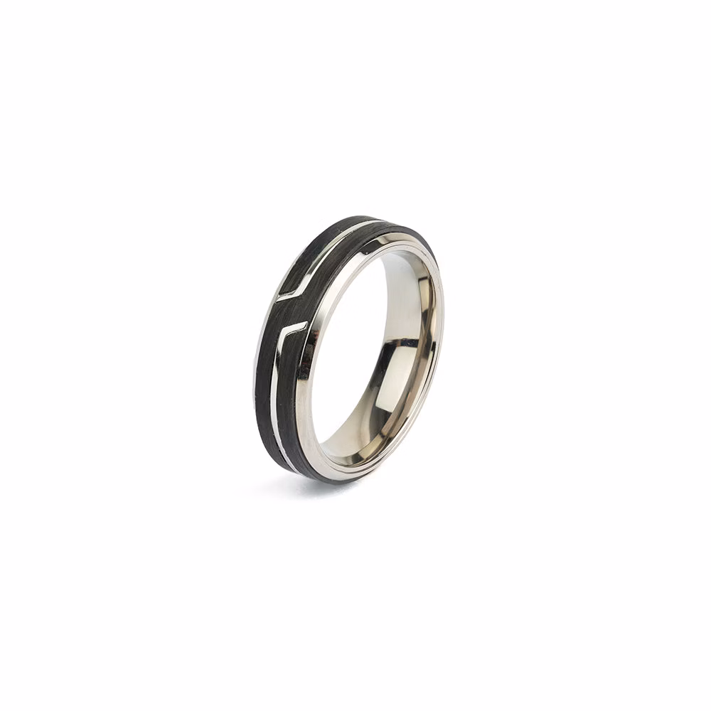 De Rex ring is een opvallende ring gemaakt van gesmeed carbon en titanium. De hoekige lijnen van het titanium kruisen het zwarte geweven patroon van het gesmede carbon en dit geeft de ring een unieke uitstraling.

De ring heeft een comfort fit aan de binnenkant en is zeer comfortabel om te dragen. Door de lichtgewicht materialen kun je deze ring probleemloos dag in dag uit dragen.

De ring is leverbaar in maat 58,60,62,64, 66 en 68
Geef je maat door bij de bestelling