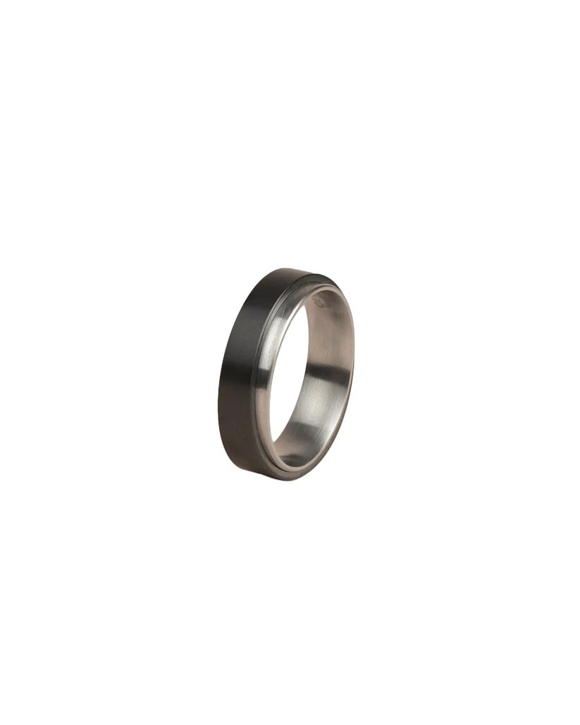 De Tendo ring is een tweekleurige ring die volledig gemaakt is van graad 2 titanium. Sterk, hypoallergeen en stijlvol - een titanium ring is meer dan een sieraad; het is een statement van duurzame stijl en verfijning.

De ring heeft een comfort fit aan de binnenkant en is zeer comfortabel om te dragen. Door het lichtgewicht materiaal kun je deze ring probleemloos dag in dag uit dragen.

De ring is leverbaar in maat 58,60,62,64, 66 en 68
Geef je maat door bij de bestelling