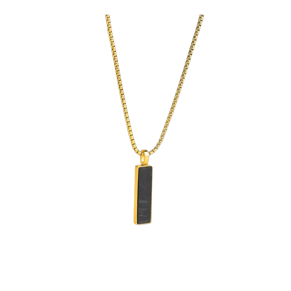 De Galli Gold Black halsketting is gemaakt van duurzaam roestvrij staal en afgewerkt met gesmeed koolstofvezel. Gesmeed koolstofvezel wordt gemaakt door kleine stukjes koolstofvezel samen te persen onder hitte en druk en biedt een uitzonderlijke duurzaamheid en een lichtgewicht gevoel. Het unieke gemarmerde patroon maakt het niet alleen ongelooflijk sterk maar ook visueel verbluffend. Het is echt een van onze favoriete materialen.

De ketting is gemaakt van hoogwaardig 316L roestvrij staal. De lengte van de ketting is 45 cm en bij elke ketting wordt een verlengkettinkje van 10 cm geleverd.
