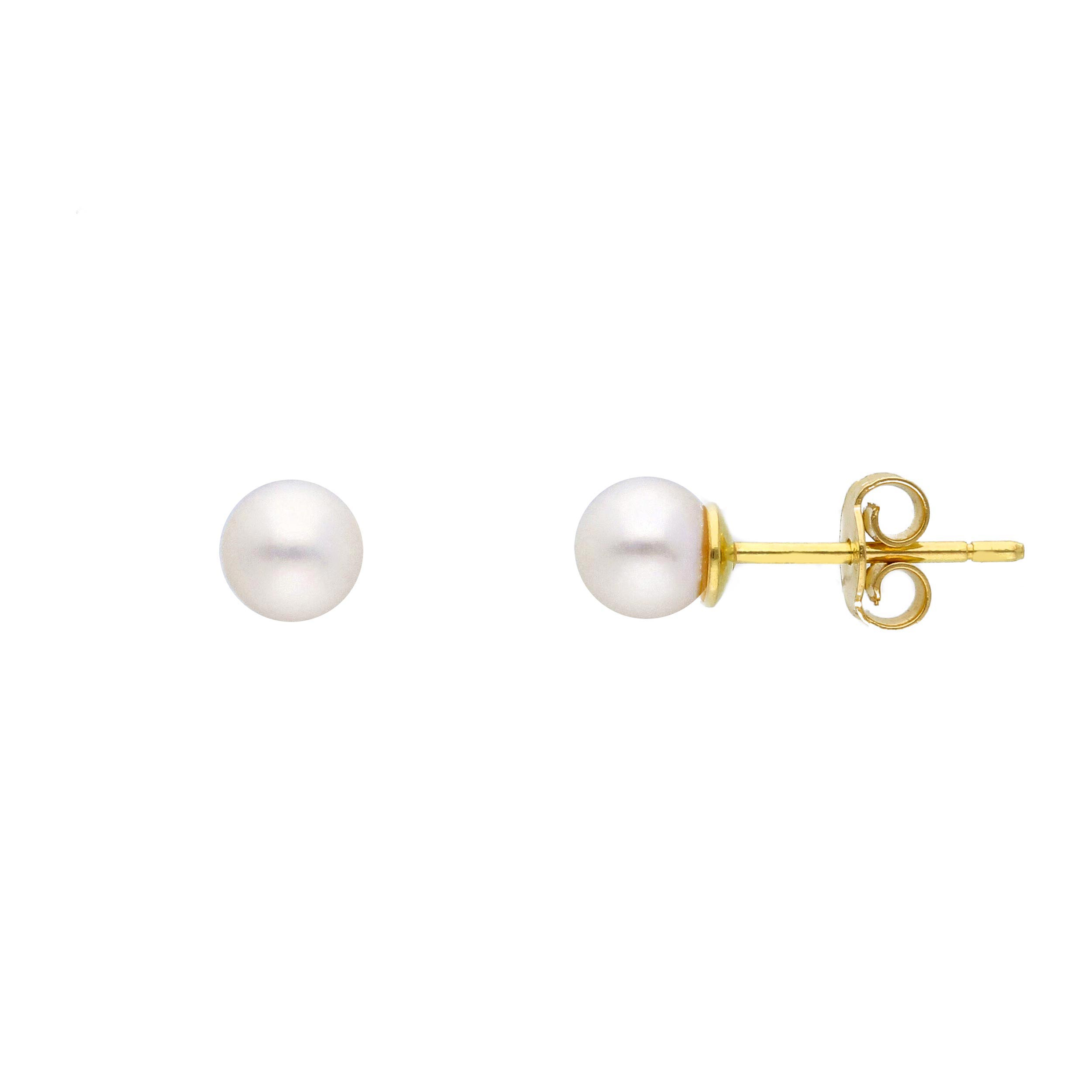 Deze prachtige Zoetwaterparel oorstekers zijn gemaakt van 18kt geel goud en hebben een diameter van 6mm. De oorstekers zijn tijdloos en elegant, perfect voor elke gelegenheid. Draag ze alleen voor een subtiele en verfijnde uitstraling, of combineer ze met andere sieraden voor een gelaagde look. Voeg deze charmante oorstekers toe aan je collectie voor een vleugje luxe en stijl.