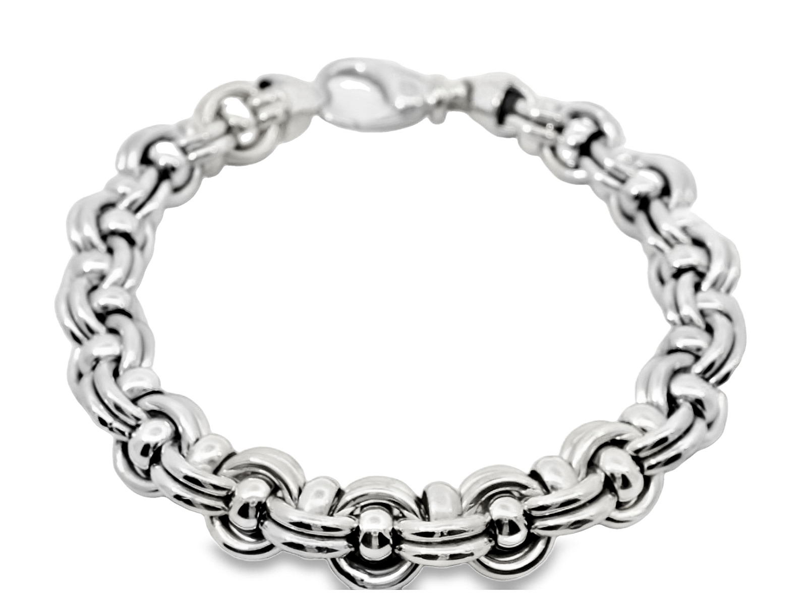 Deze prachtige witgouden armband van 18 karaat is een echte eyecatcher voor dames. De armband is voorzien van een uniek design en een glanzende afwerking. De beste manier om deze armband te dragen is als statement piece bij een avondoutfit of bij speciale gelegenheden. De armband is tijdloos en elegant, perfect voor elke moderne vrouw. Geef je outfit een luxe uitstraling met deze schitterende armband.