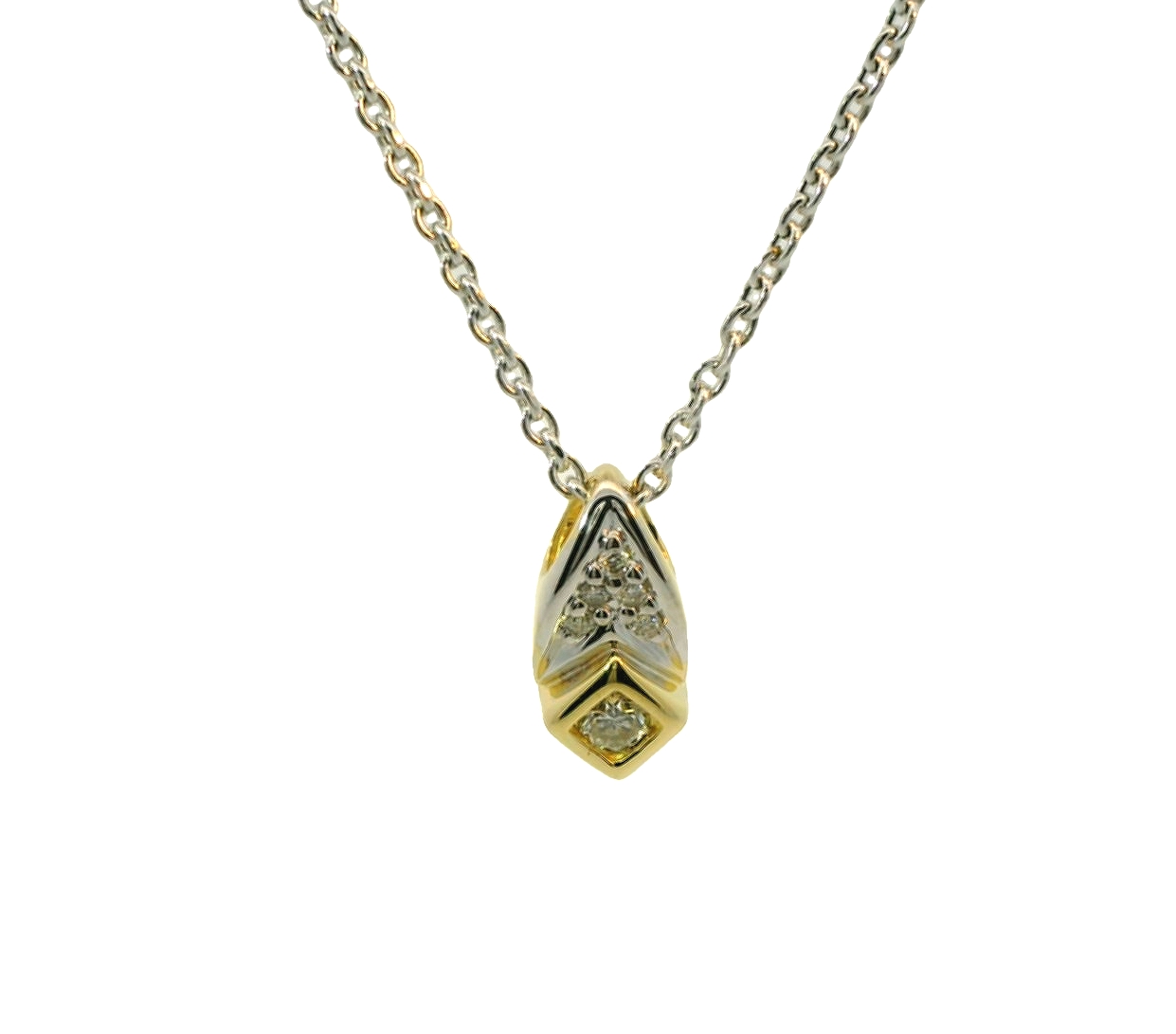 Deze prachtige bicolor gouden hanger van 14 karaat is versierd met een schitterende diamant, perfect voor dames die houden van een klassieke en elegante uitstraling. De hanger kan gedragen worden aan een fijne ketting voor een subtiele touch of aan een statement ketting voor een meer opvallende look. Een tijdloos sieraad dat elke outfit compleet maakt.
