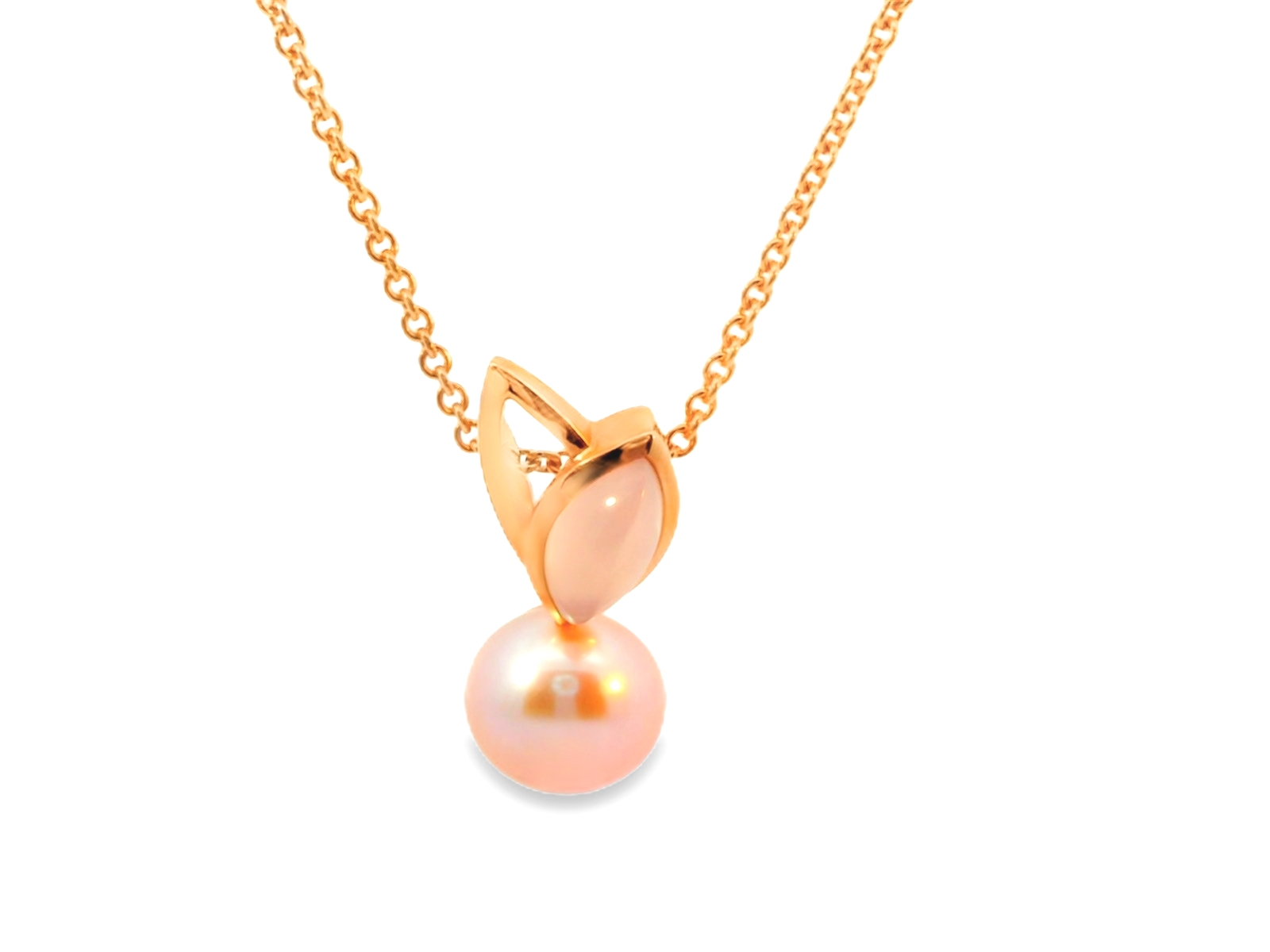 Deze prachtige roségouden hanger van 14 karaat is versierd met een rozenkwarts steen en een parel, perfect voor dames die van elegantie houden. De hanger kan gedragen worden met een fijne gouden ketting voor een verfijnde look, of met een leren koord voor een meer moderne uitstraling. Een tijdloos stuk dat elke outfit compleet maakt. Koop nu en voeg een vleugje glamour toe aan je collectie.